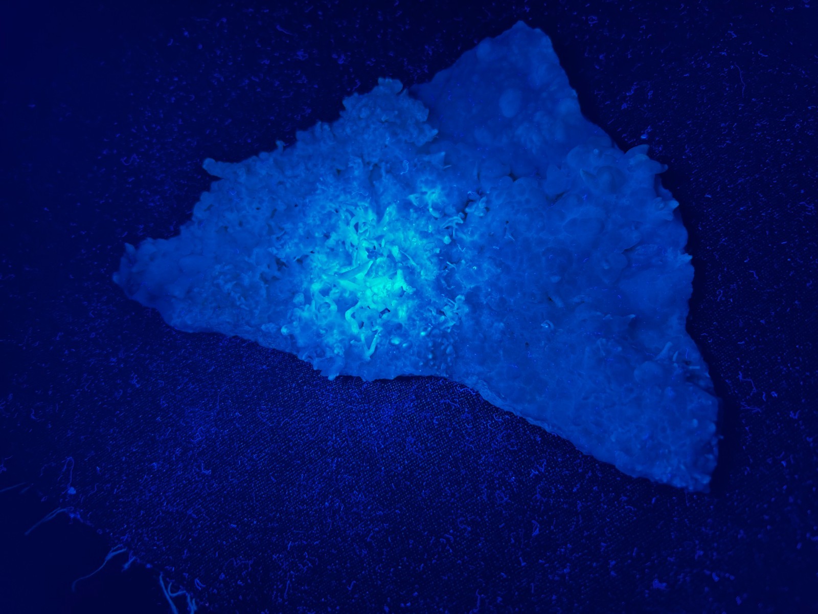 KB: BRIGHT! FL. BLUE/WHITE & YELLOW/WH SW & LW ARAGONITE (FLOS FERRI), AUSTRIA