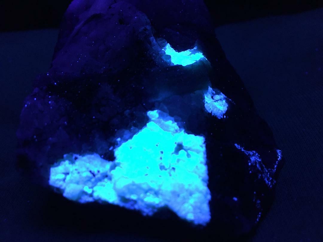 KB: SW FL BRIGHT BLUE/WHITE SCHEELITE W/ EMERALD FROM YUNNAN PROVINCE, CHINA
