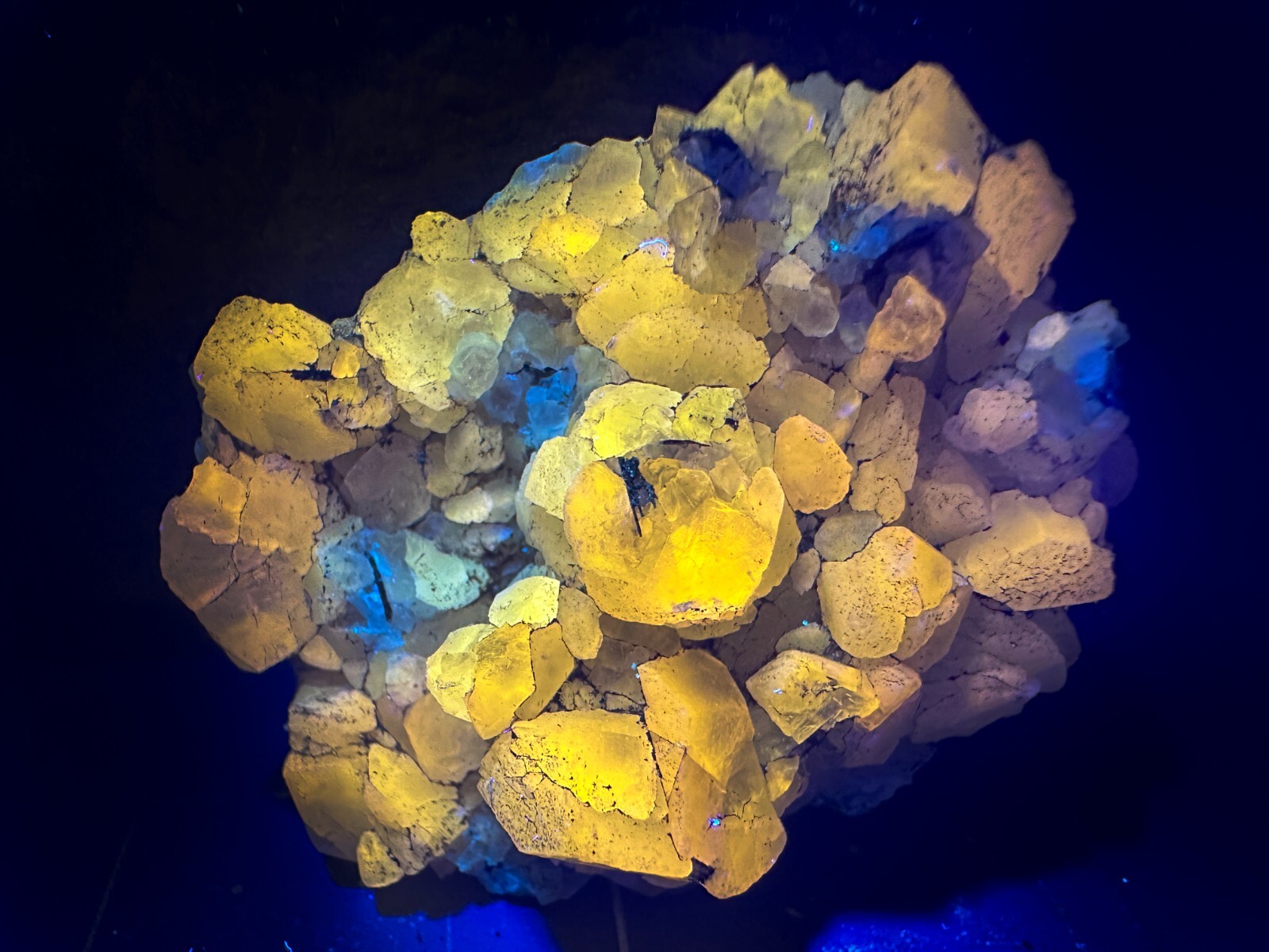 ➤ 1-5/8″ – UGLY CALCITE – Pretty ORANGE FLUORESCENT – Duenweg Mine MO -VIDEO➤447