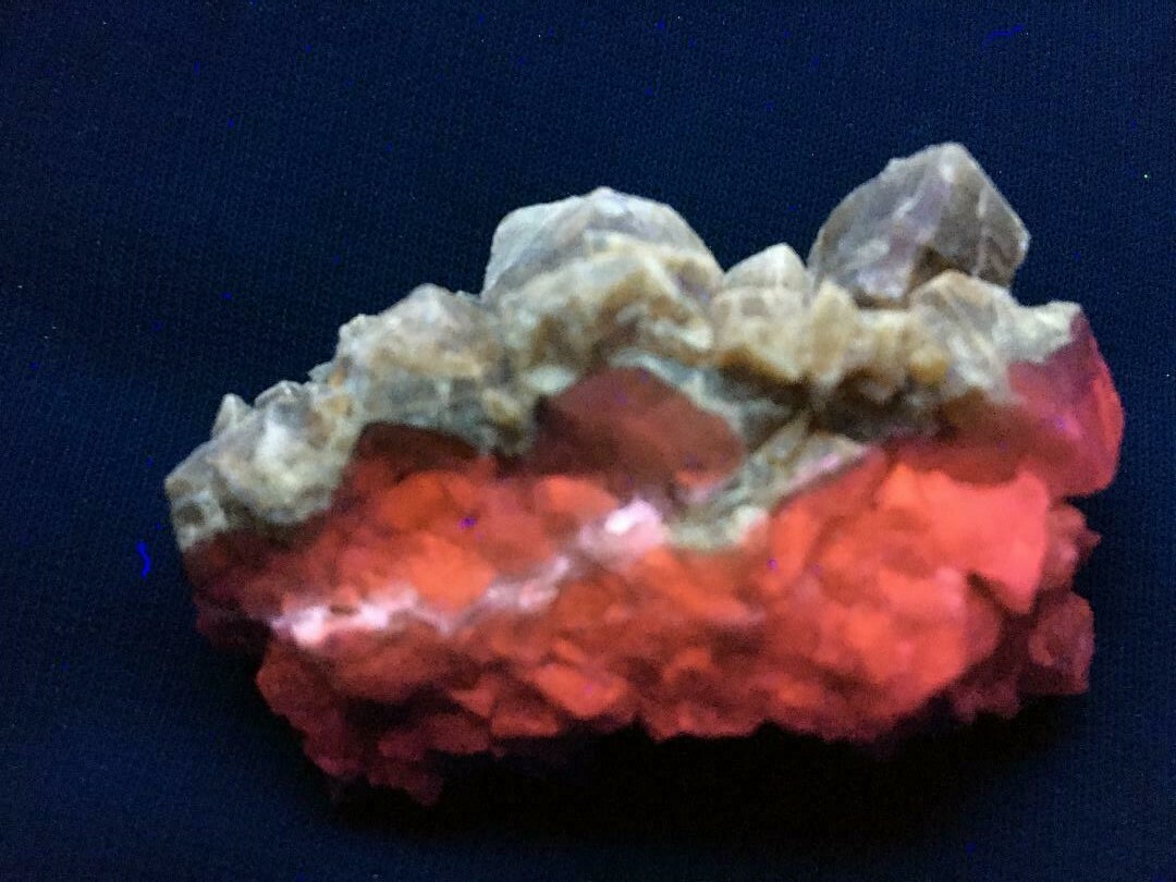 KB: BRIGHT! FL YELLOW/WHITE & RED CALCITE XLS. SW & PHOS., STRONTIAN, SCOTLAND