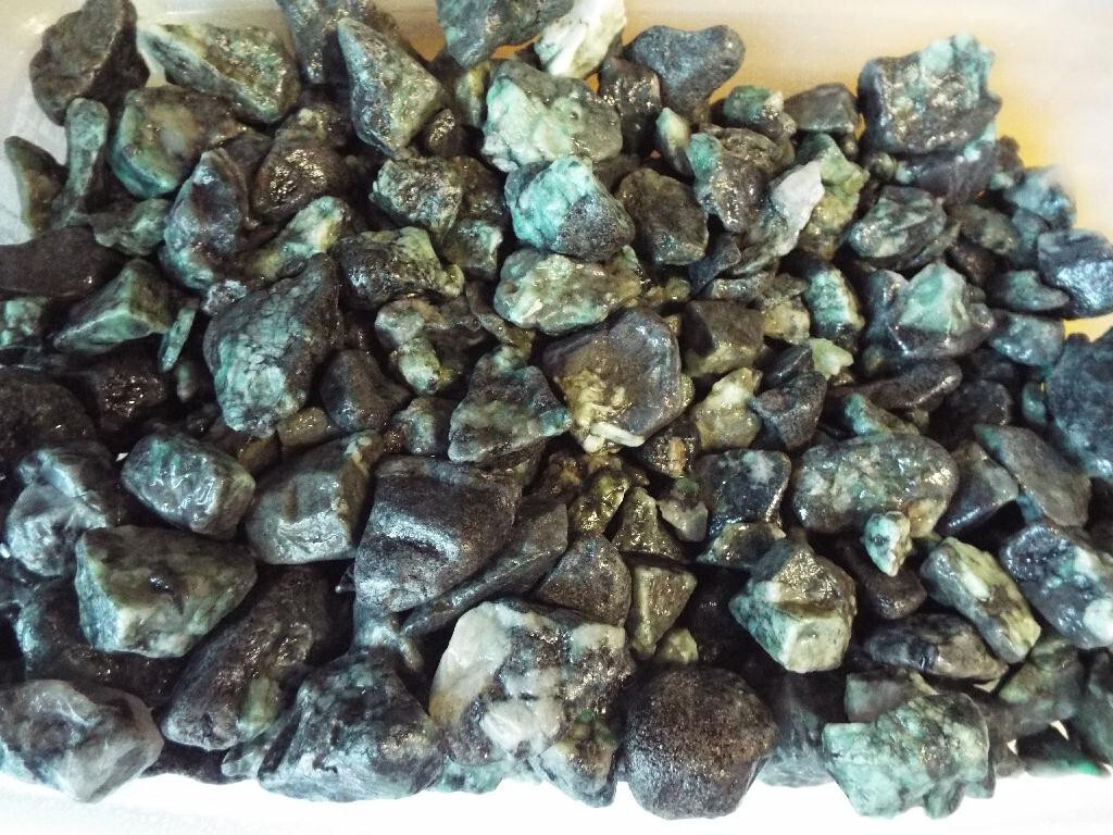 1LB = 2,000 CARATS LOT – EMERALD CRYSTALS IN MINE ROUGH STONE MATRIX