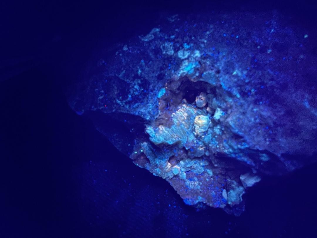 KB: BRIGHT! FL. YELLOW/WHITE SW/LW WELOGANITE XLS. FROM FRANCON QUARRY, CANADA