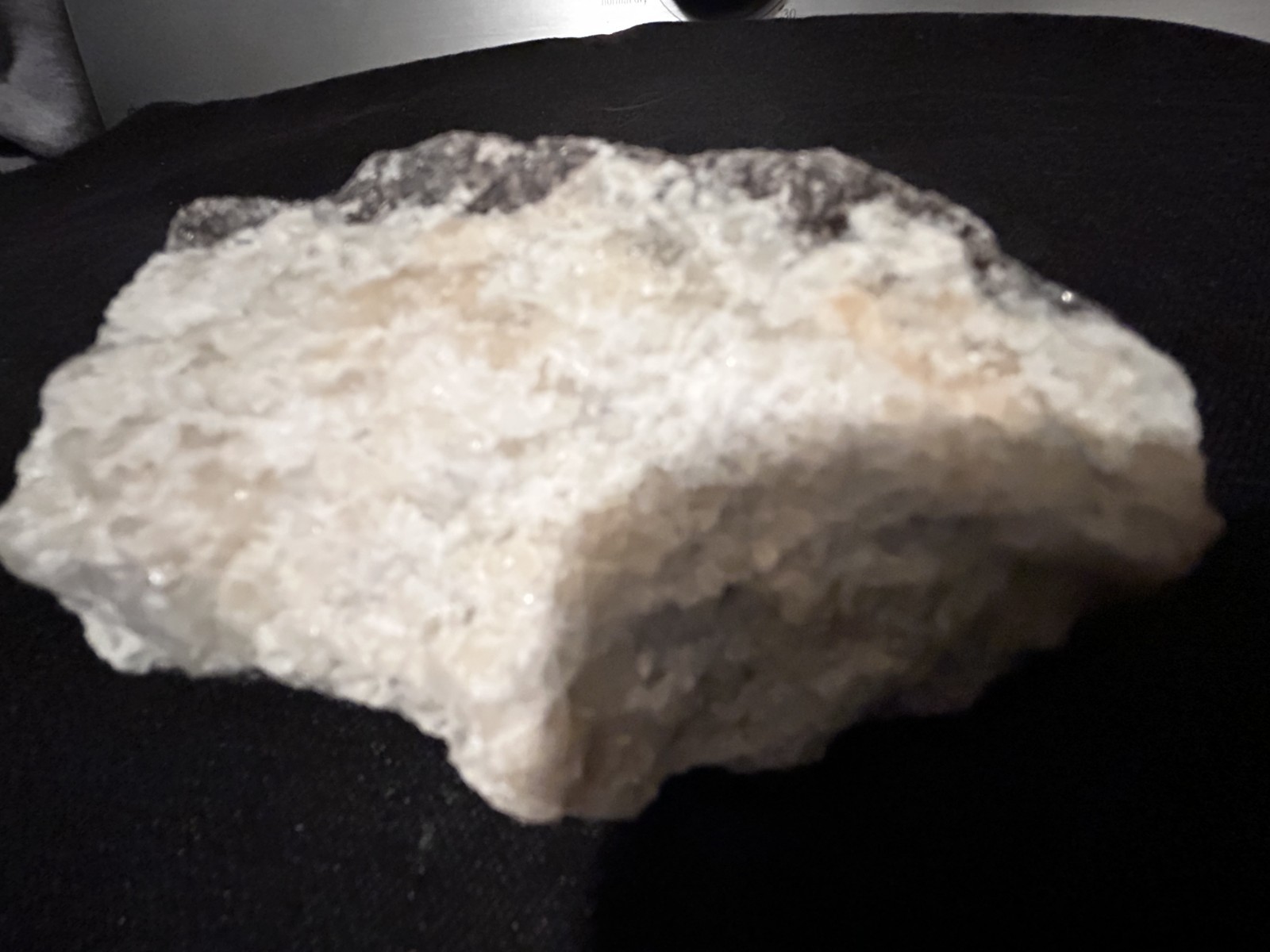 KB: SW FL BRIGHT!! BLUE/WHITE SCHEELITE XLINE. ON GNEISS YUNNAN PROVINCE, CHINA