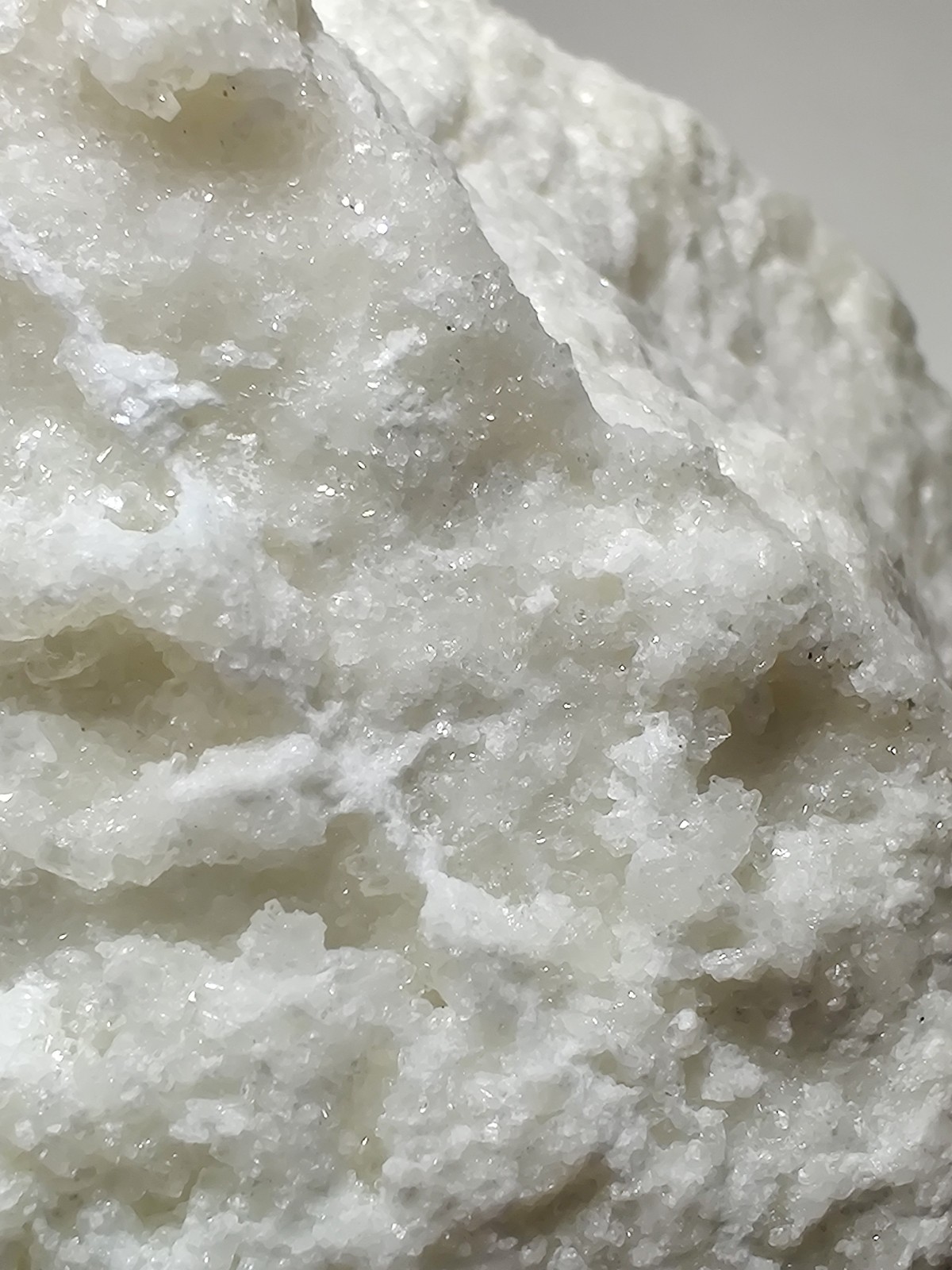 Calcite crystal specimen, fluorescent. Kentucky. 94 grams.