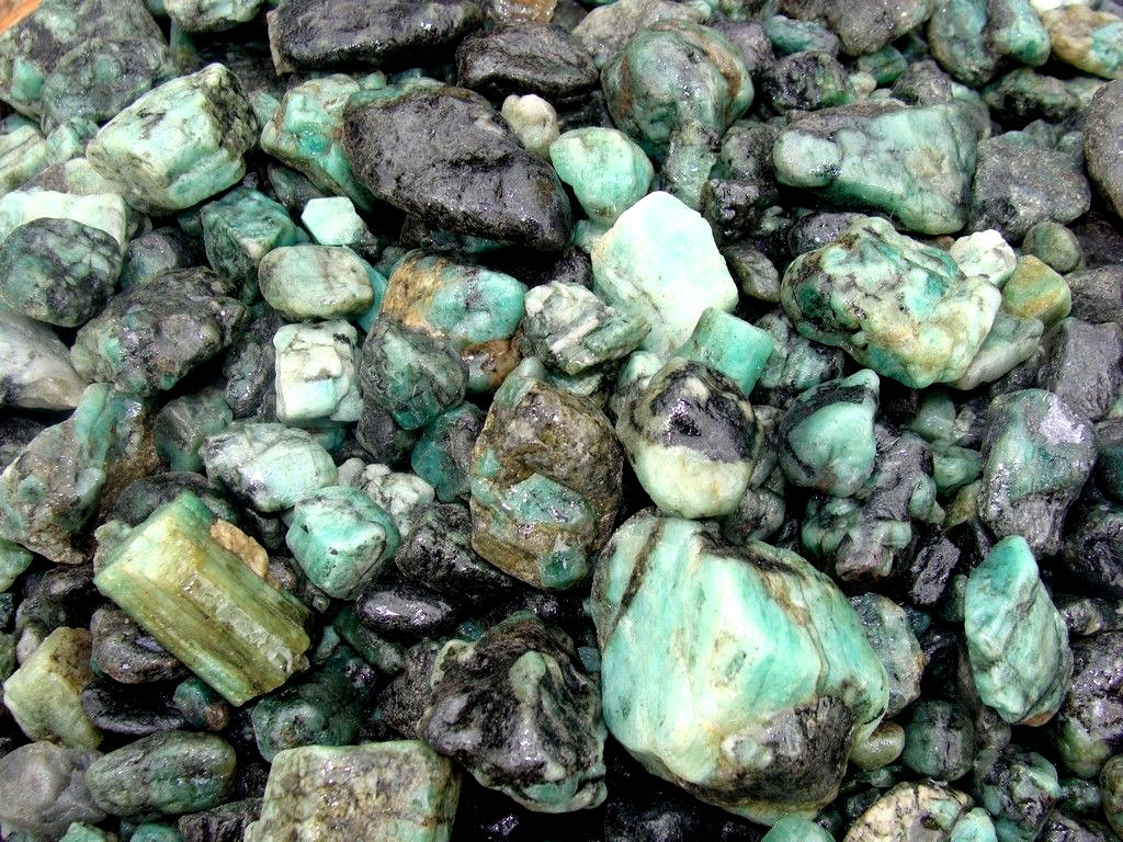 2000 Carat Lots of Unsearched Natural Emerald Rough + a FREE faceted Gemstone