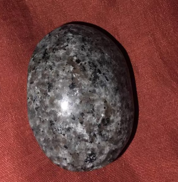 High Quality Yooperlite Glowing Palm Stone UV Reactive Healing Crystal Gemstone