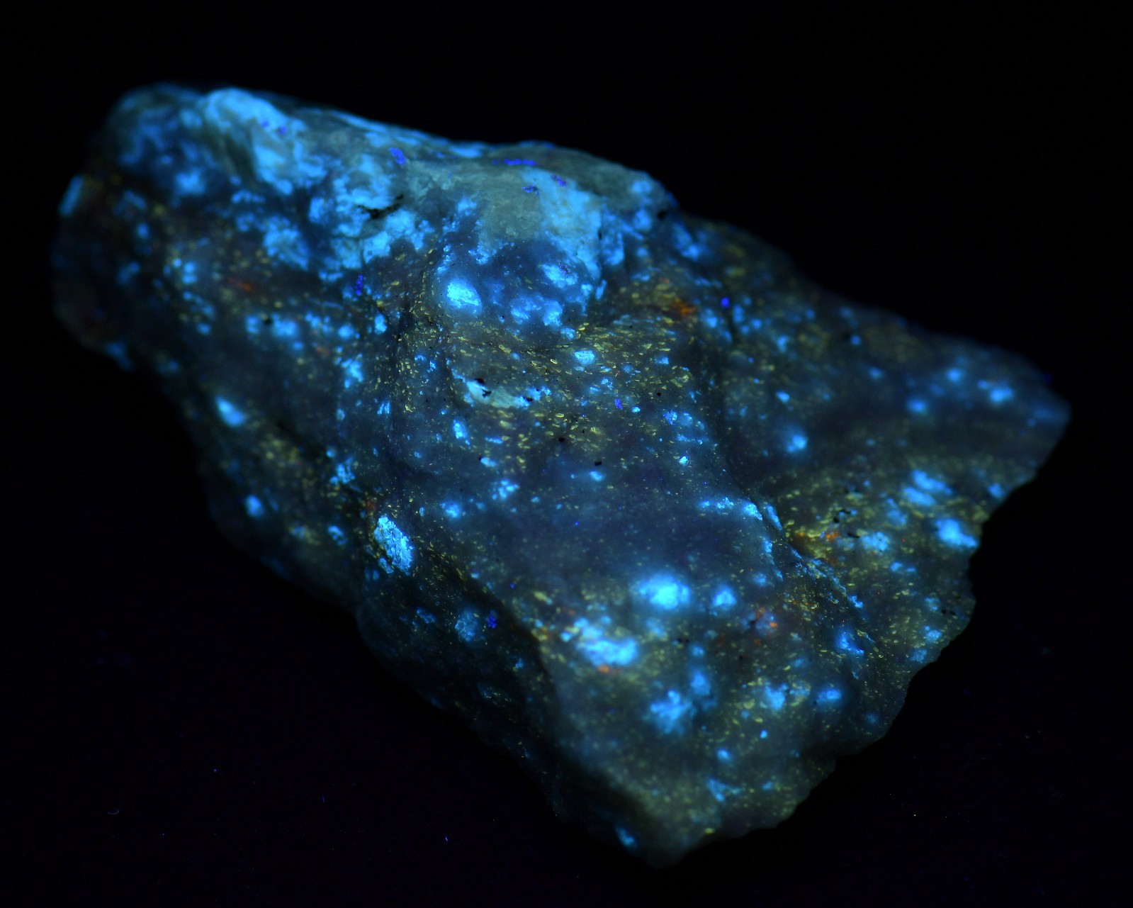 Diopside and Phlogopite fluorescent specimen. Gfoehl, Austria. 107 grams.