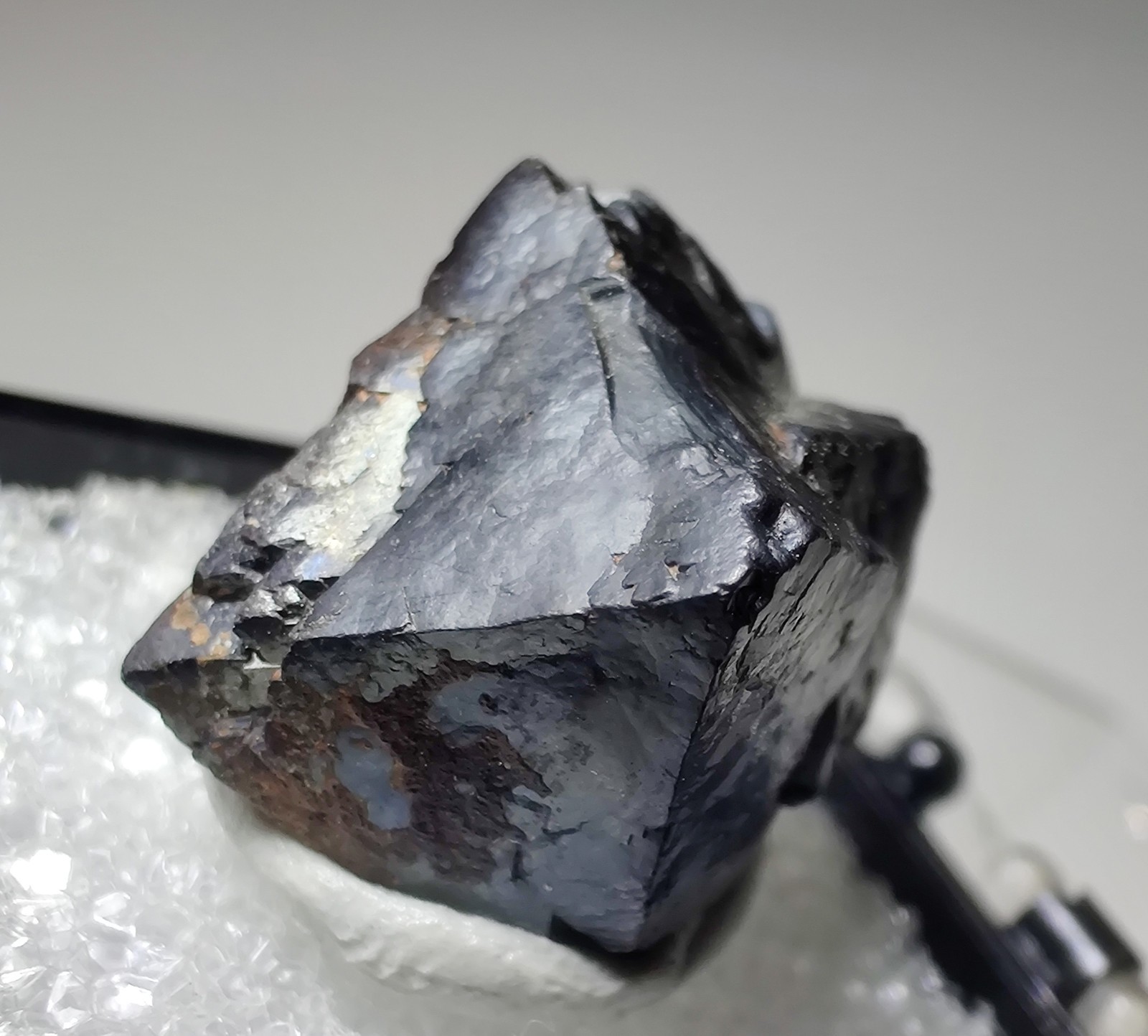 Twinned Magnetite crystal, sharp! San Calixto Prospect, Bolivia. 2 cm.