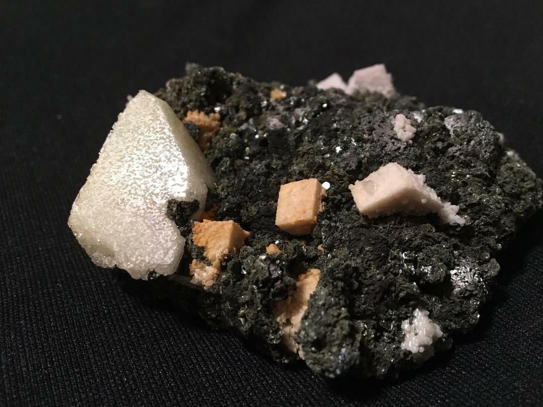 KB: SW FL BRIGHT WHITE & YELLOW/WHITE XL SCHEELITE FROM INNER MONGOLIA, CHINA
