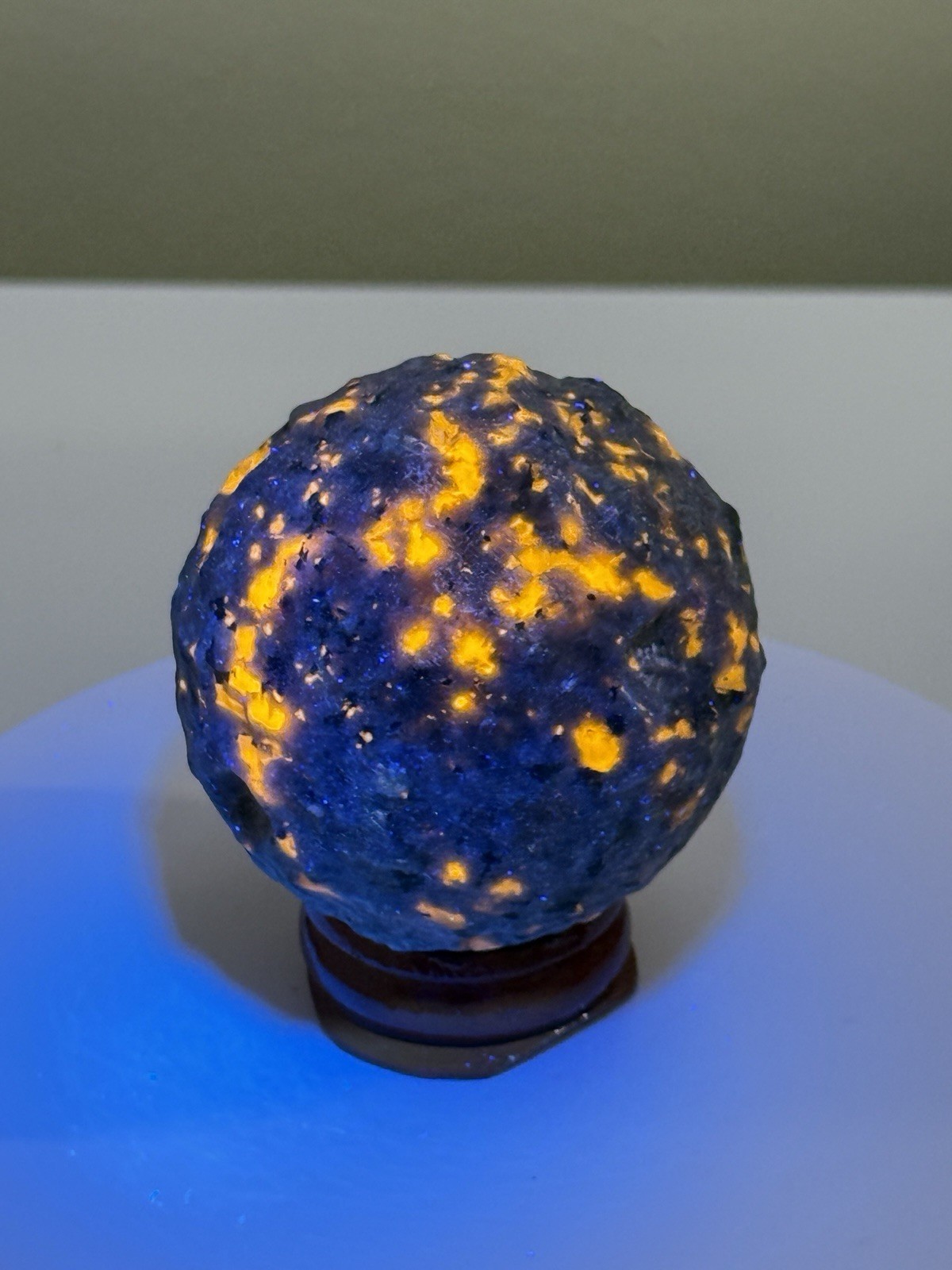 FLUORESCENT Sodalite-bearing Syenite (Yooperlite) Carved Moon Sphere w/ Stand