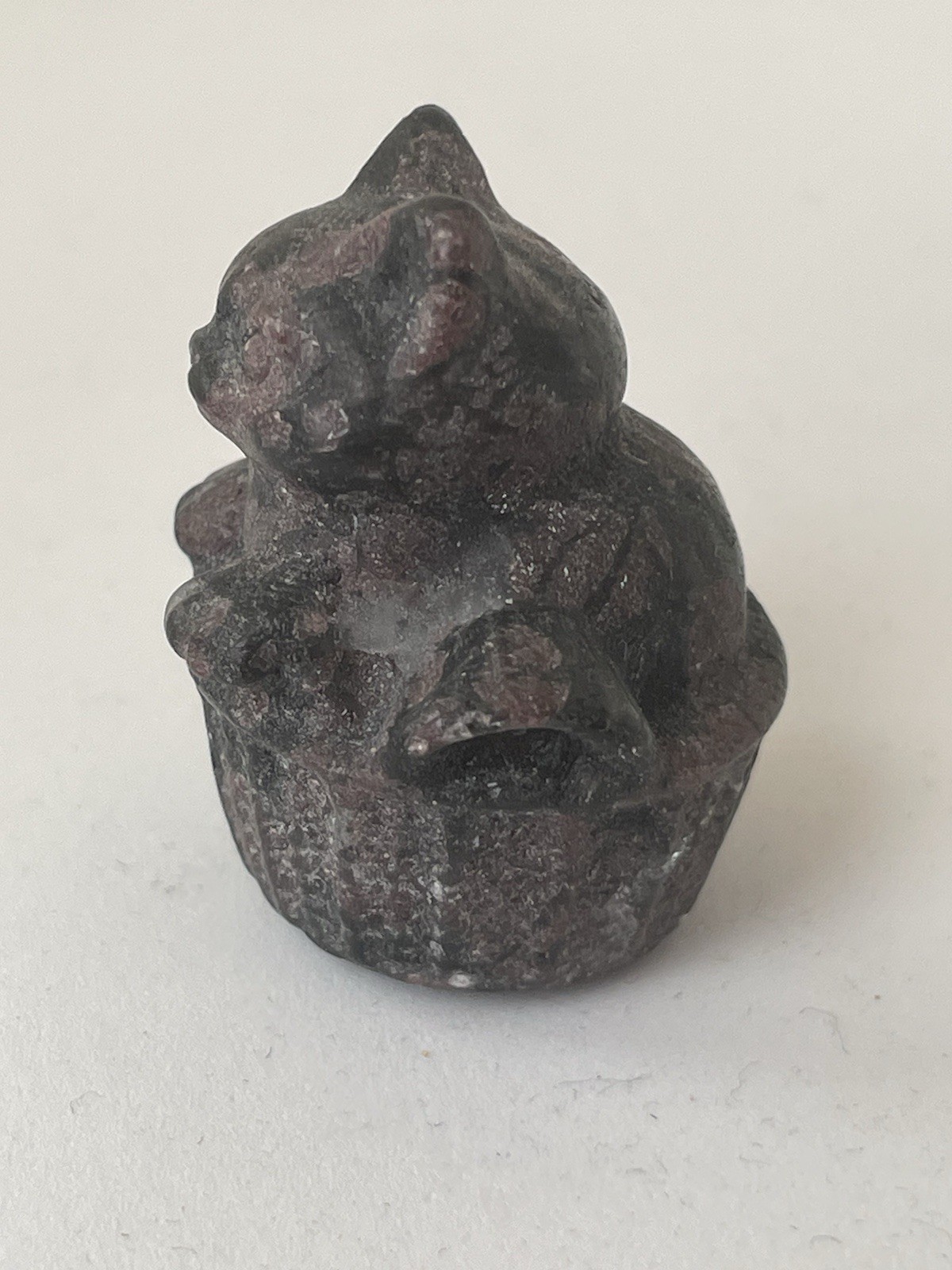 Firework Garnet Crystal/Gemstone Mini Cat in Cupcake Carving 1 1/2″ x 1 1/4 35G