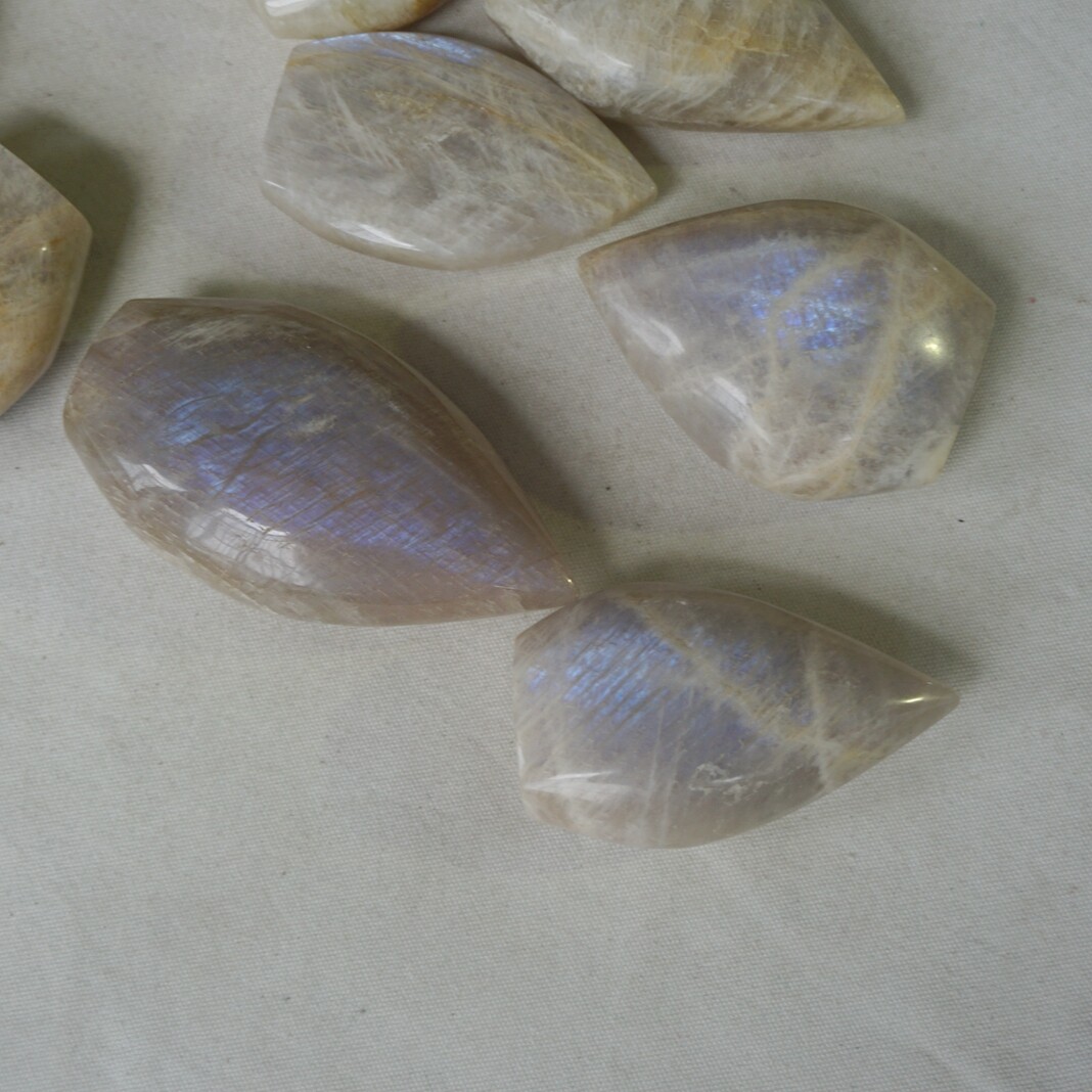 26Pcs Natural Blue Rainbow Moonstone Crystal Palm Stone Point Flame Healing
