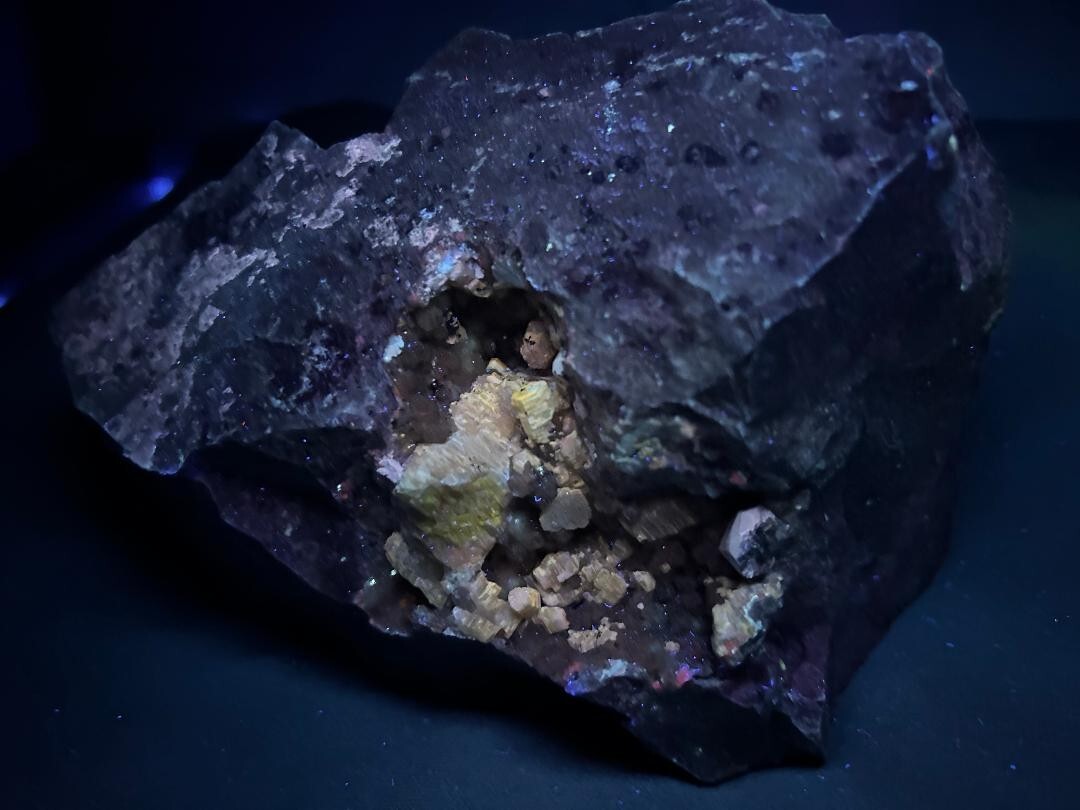 KB: BRIGHT! FL. YELLOW/WHITE SW/LW WELOGANITE XLS. FROM FRANCON QUARRY, CANADA