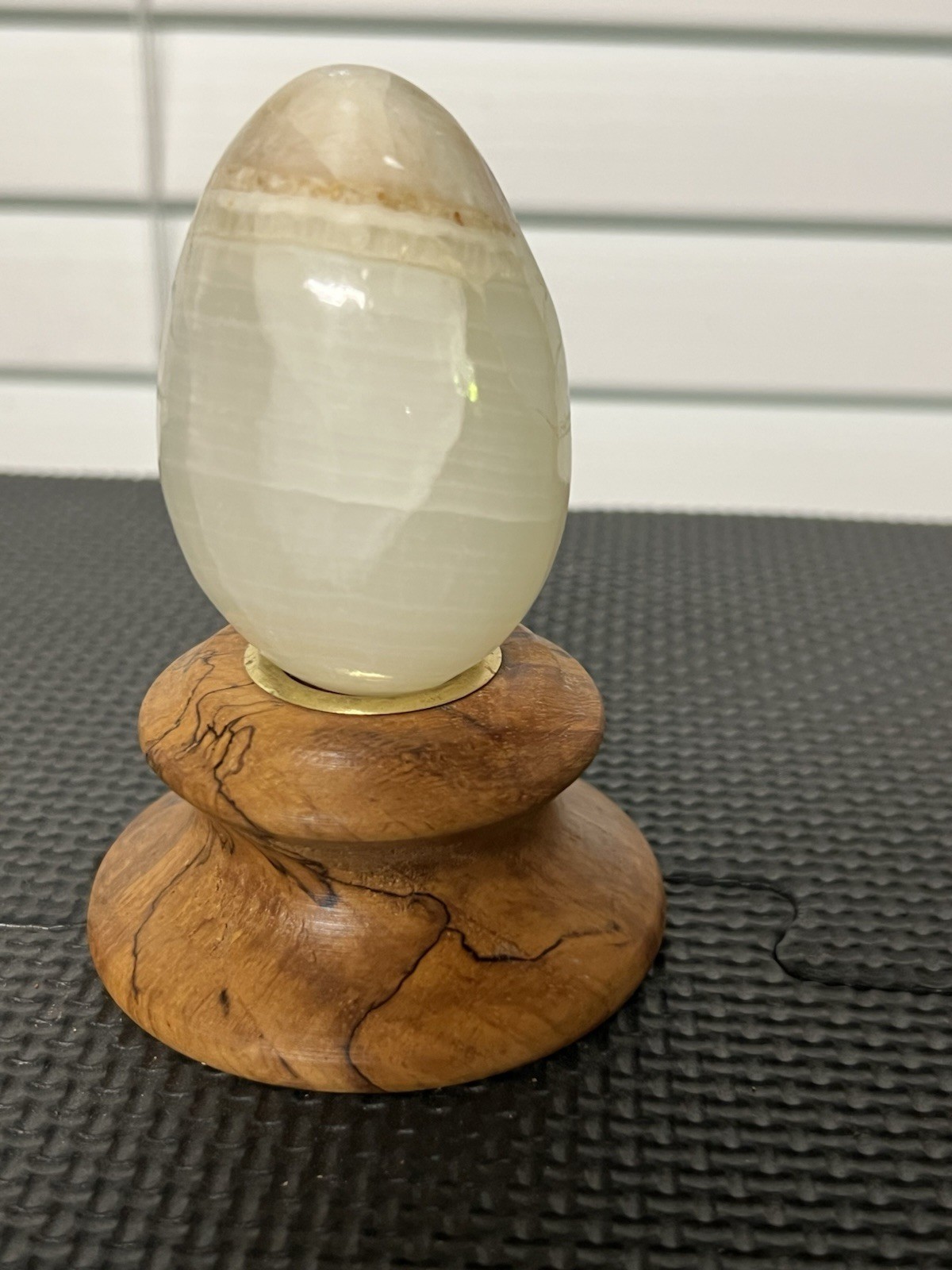 Green Onyx Polished Stone Egg. 2 1/2 in high, 1 3/4 in wide. Preowned.