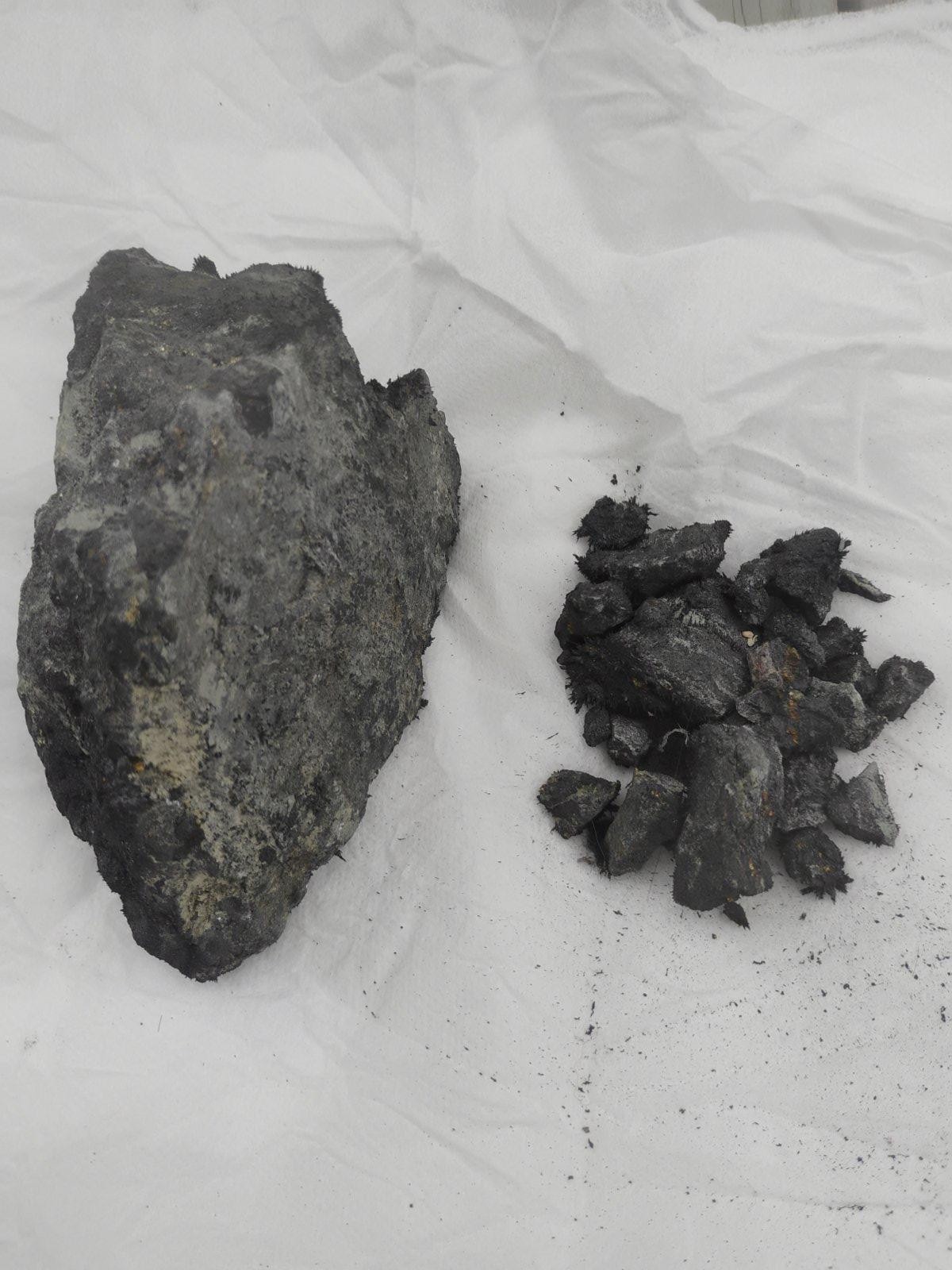 Large Lodestone Magnetite plus smaller stones iron+powder – 3.4 lbs 1542g USA