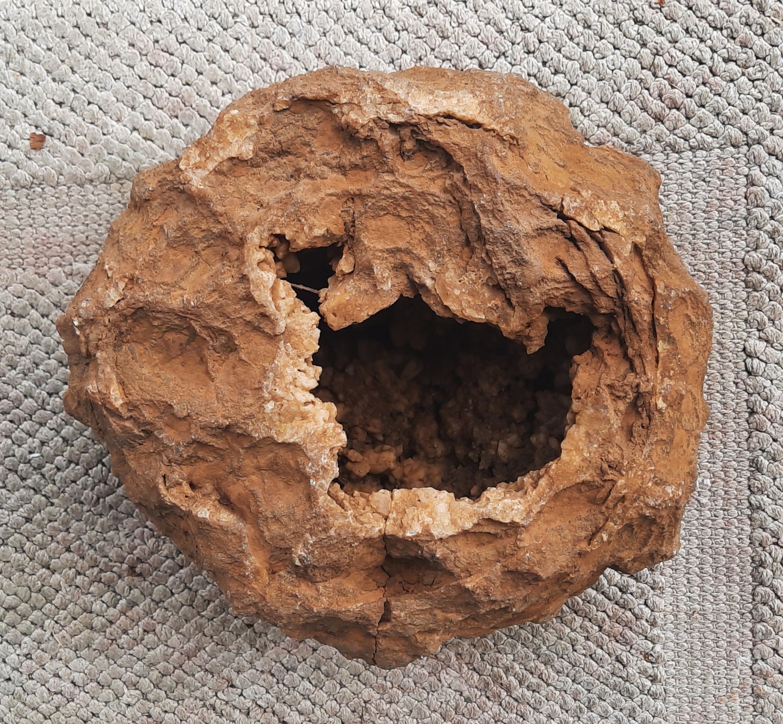 7″ KY. Iron Rock Geode with Odd Unique Crystals. Natural Opening, Eye Pleasing