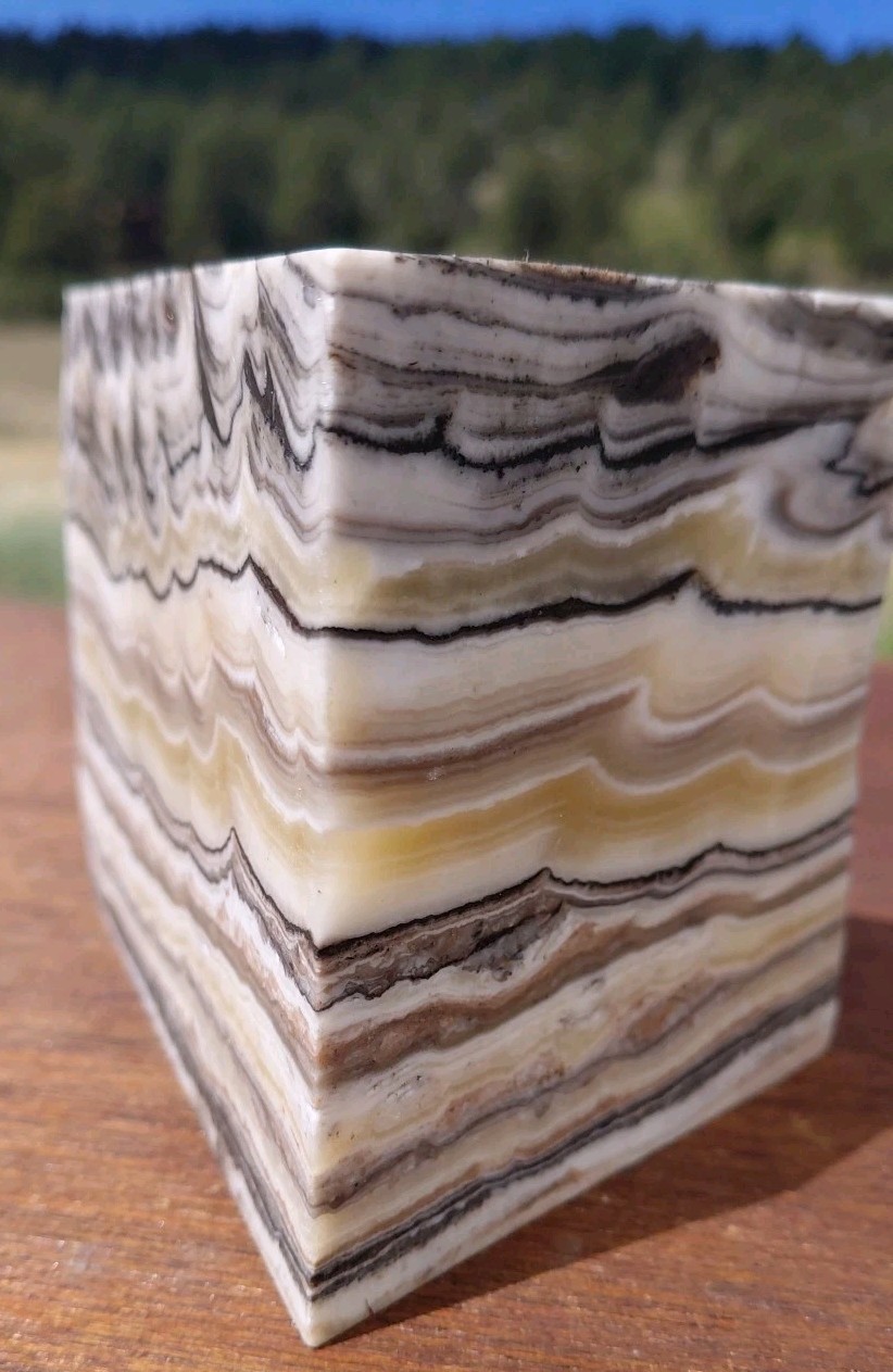 Zebra Calcite Polished Crystal Pyramid 2 3/4Lb Bands UV+ 4 3/4″× 3 1/2″ ×3 1/2