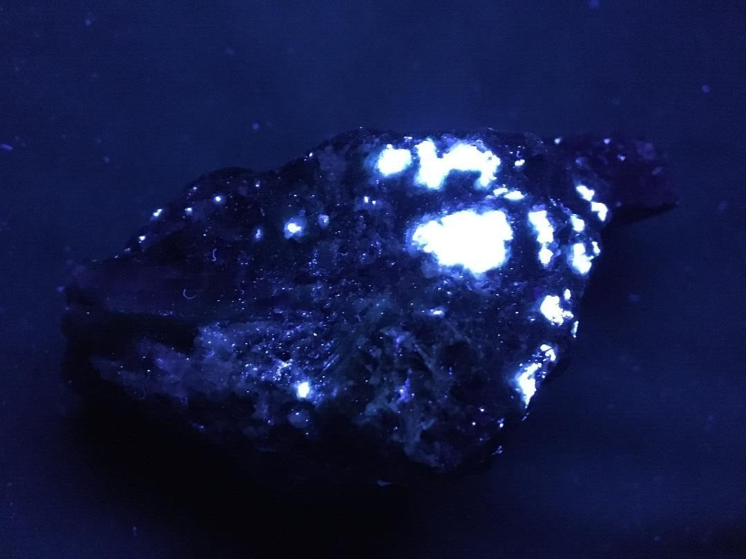 KB: SW FL BRIGHT BLUE/WHITE SCHEELITE W/ EMERALD XL FROM YUNNAN PROVINCE, CHINA