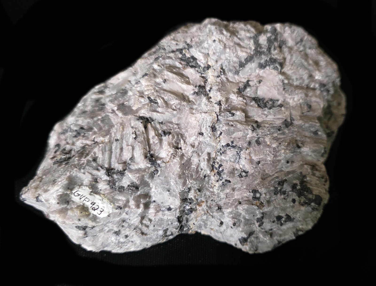 FRANKLIN NJ FLUORESCENT-BEAUTIFUL SPECIMEN OF WHITE BARITE IN BRIGHT RED CALCITE