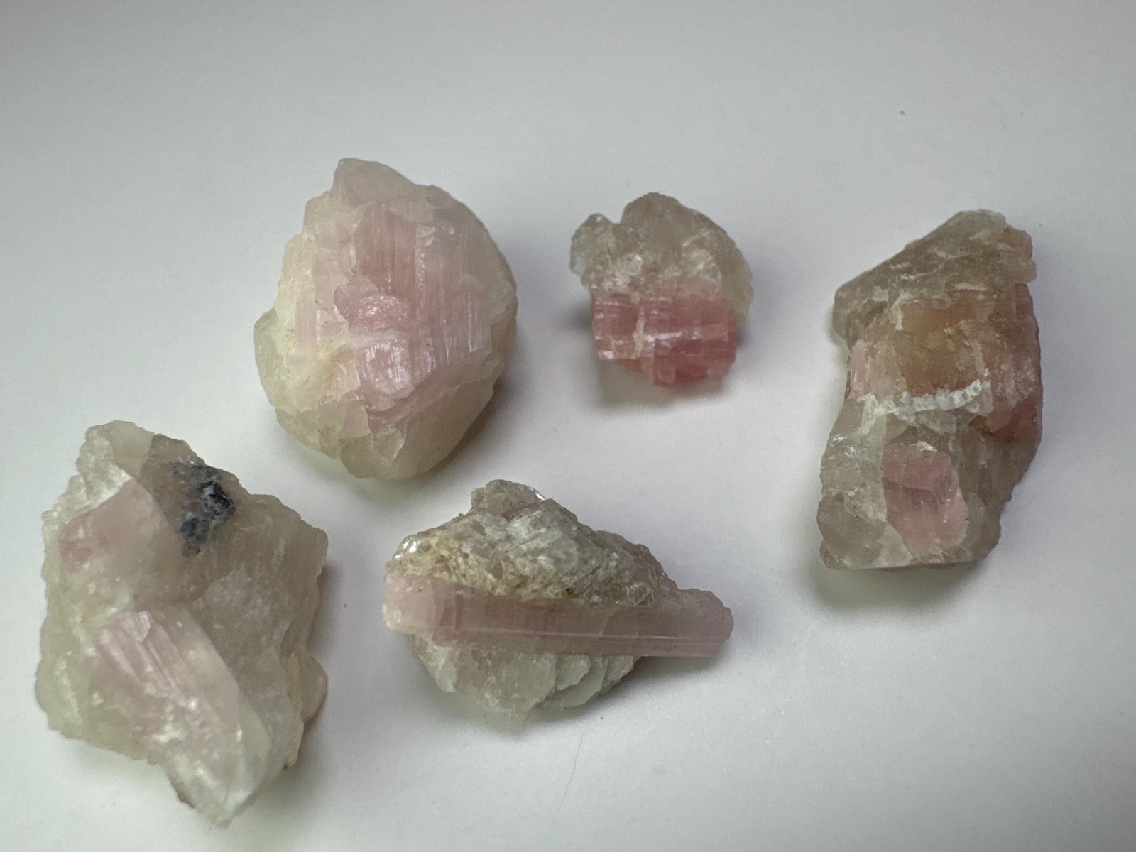 Pink tourmaline on quartz, Smokey Quartz and mica – 5 pieces – 18.7g