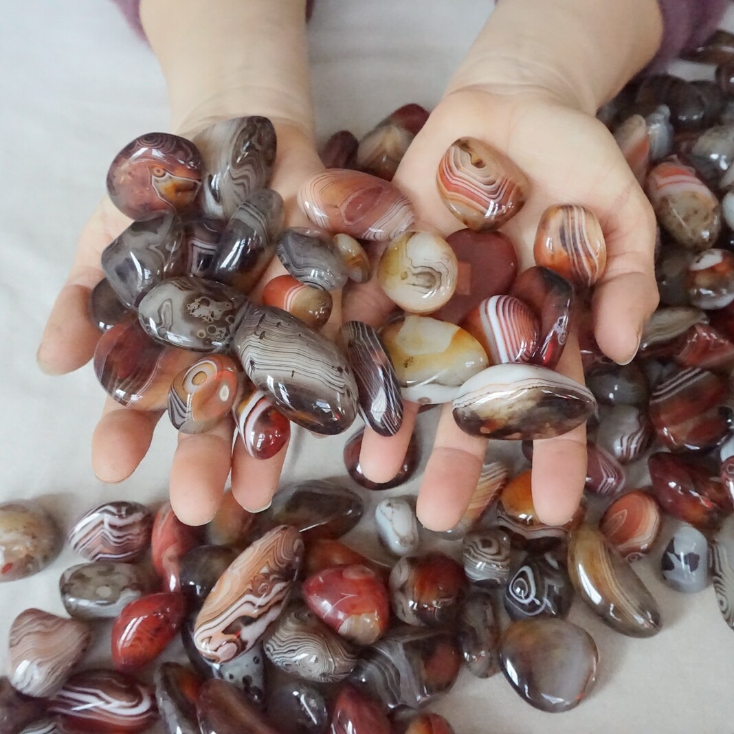 11LB 250Pcs 5kg Natural Band Sardonyx Carnelian Agate Crystal Palm Stone Healing