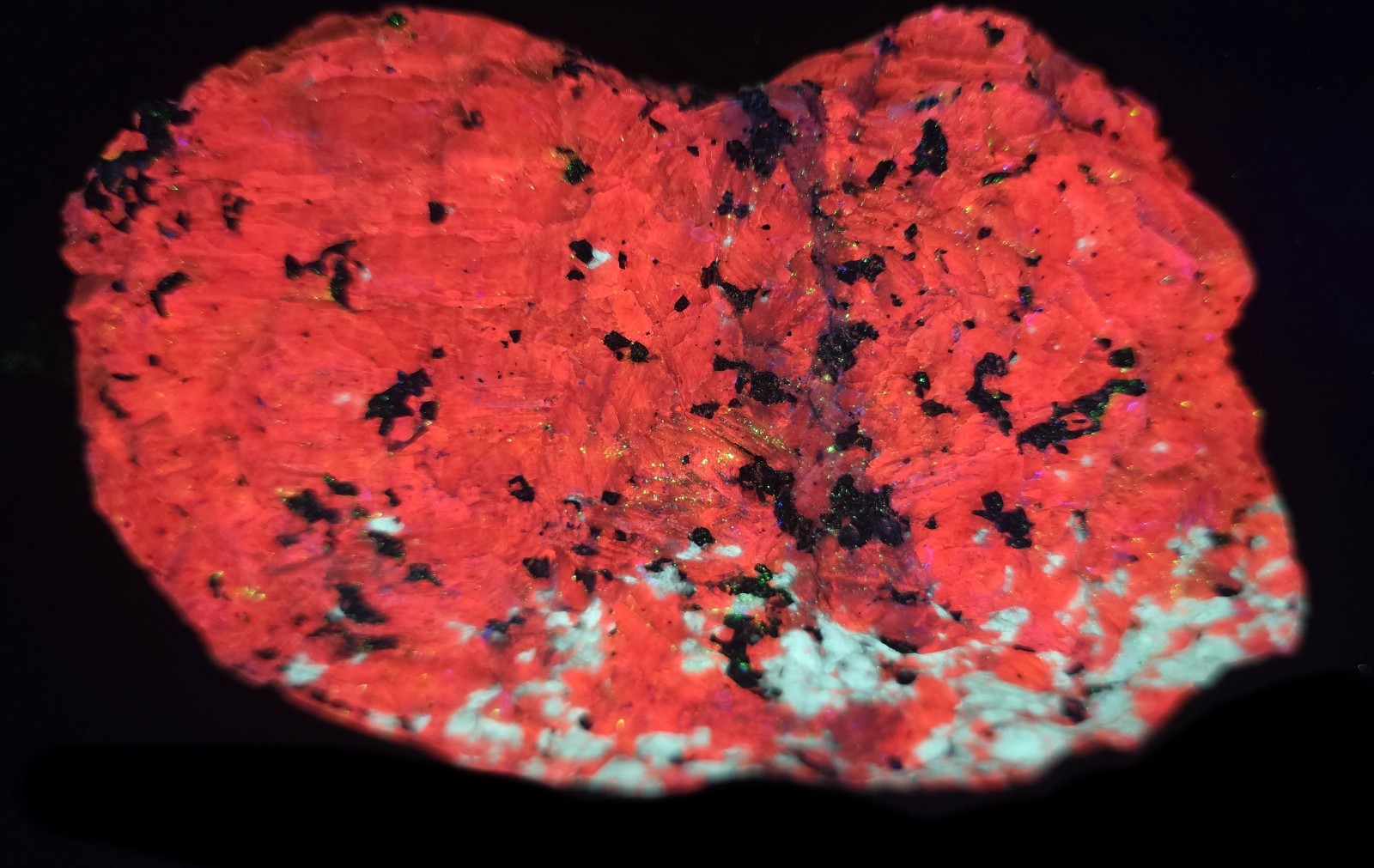 FRANKLIN NJ FLUORESCENT-BEAUTIFUL SPECIMEN OF WHITE BARITE IN BRIGHT RED CALCITE