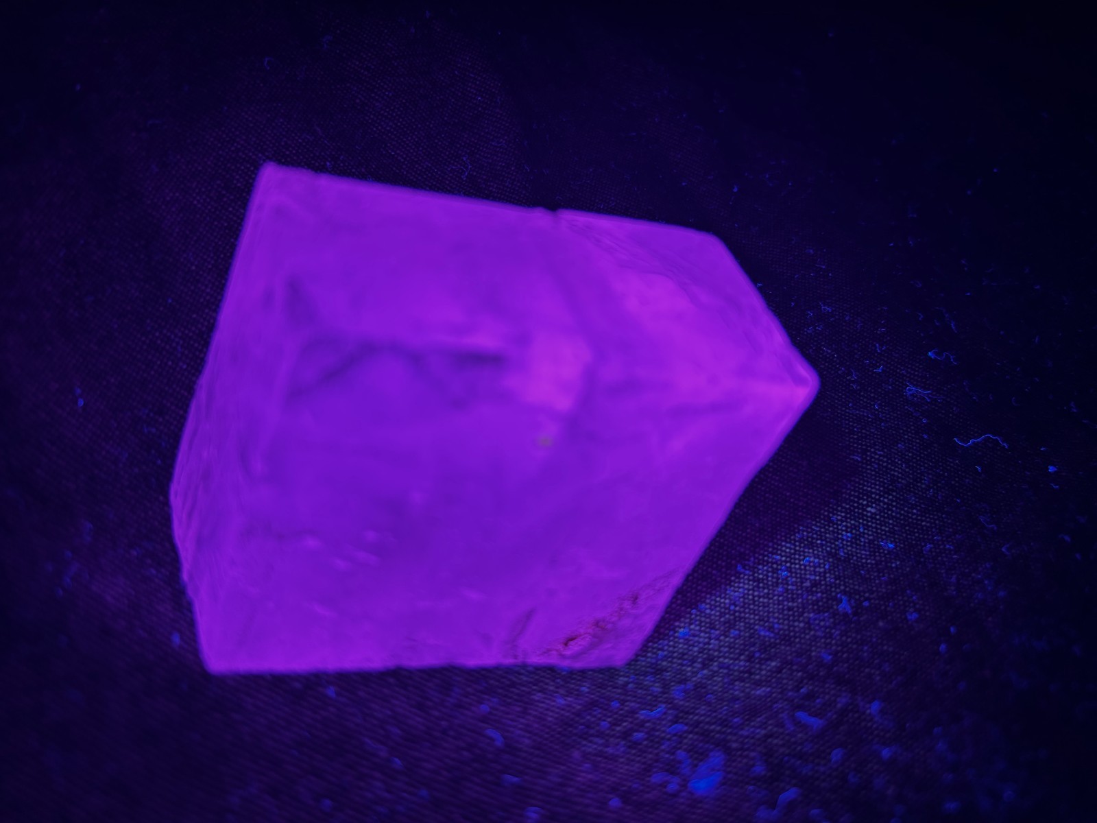 KB: GREAT! SW FL. BLUE/WHITE & PINK LW & PHOSPHORESCENT CALCITE XL. FROM MEXICO