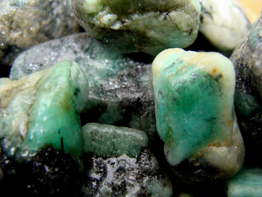 2000 Carat Lots of Unsearched Natural Emerald Rough + a FREE faceted Gemstone