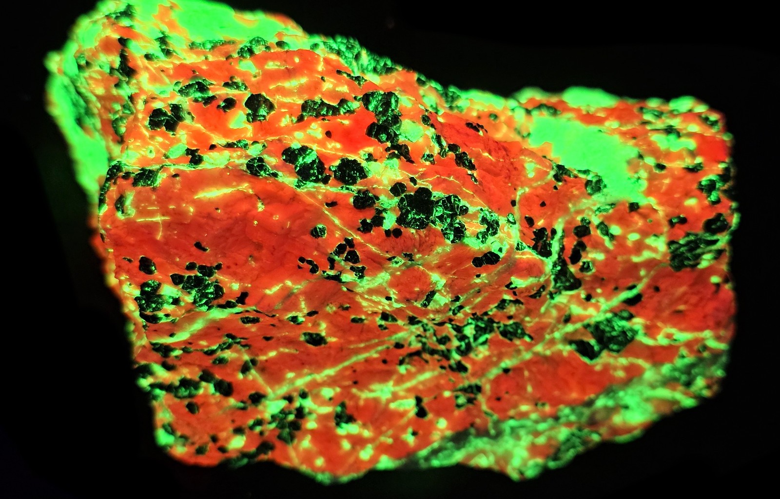 FRANKLIN NJ FLUORESCENT BRIGHT GREEN WHITE WILLEMITE-FIRE ENGINE RED CALCITE