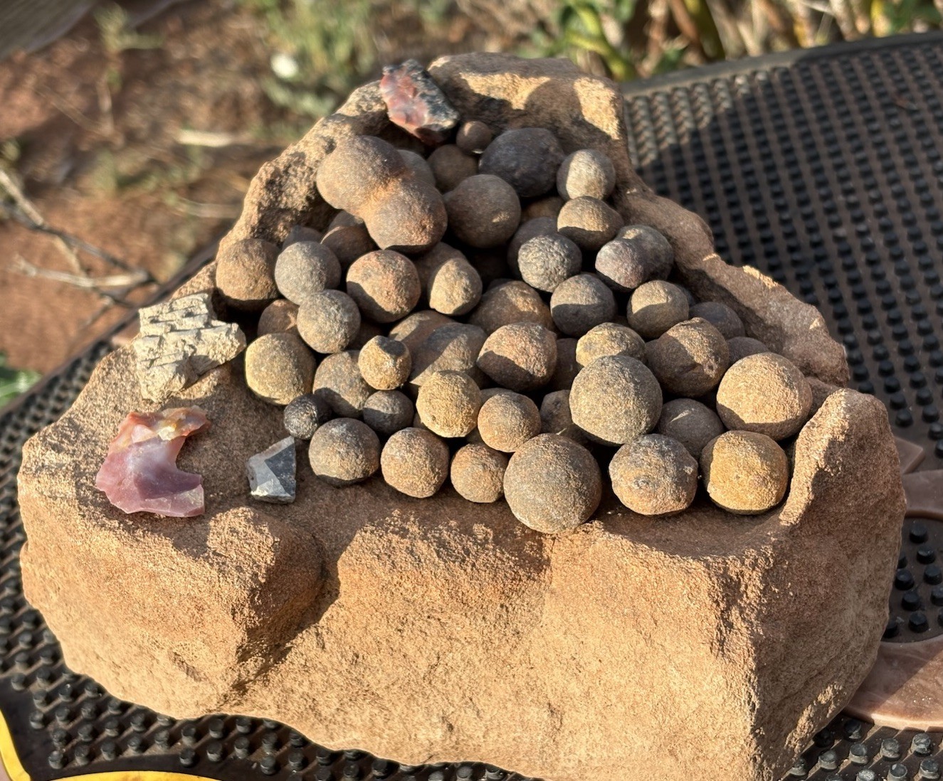 ☘️RR⛏️: Moqui Marbles/Shards On Sandstone Base High Desert Northeast Az. 6.75 Lb