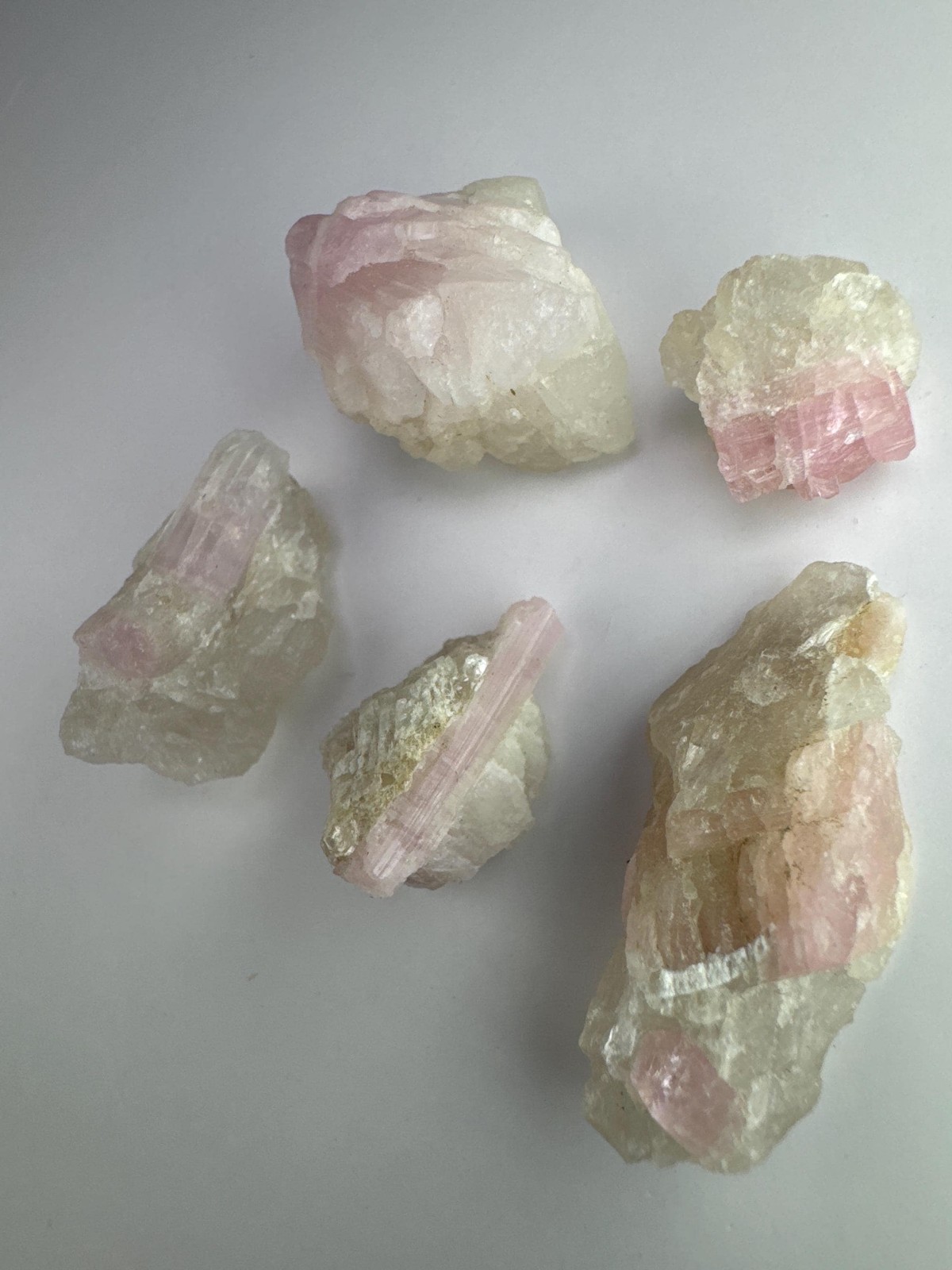 Pink tourmaline on quartz, Smokey Quartz and mica – 5 pieces – 18.7g