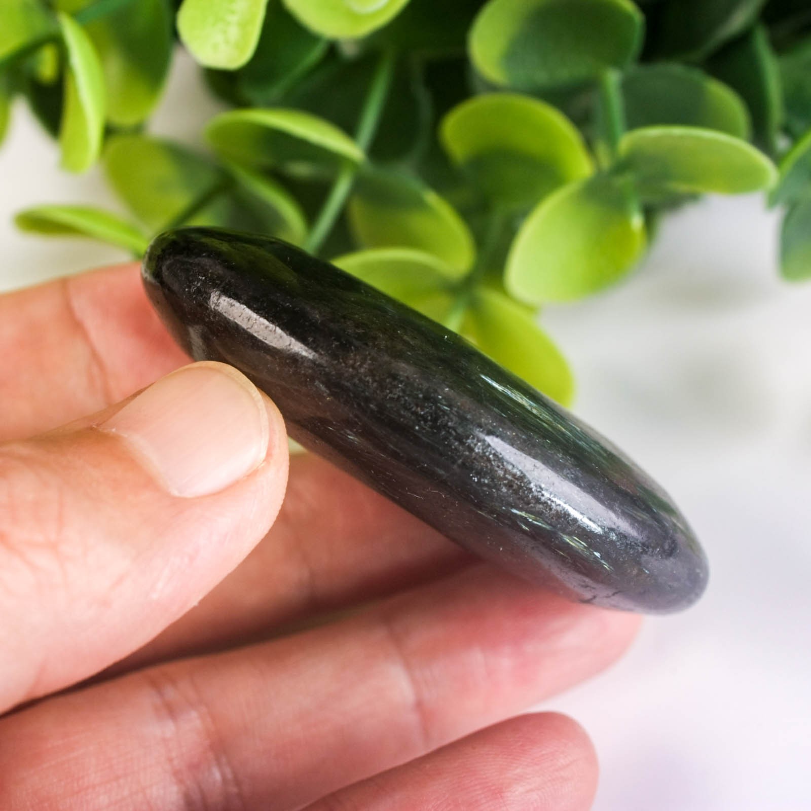 64g 60mm Rare Arfvedsonite Palm Stone Natural Firework Flash Crystal Worry Stone