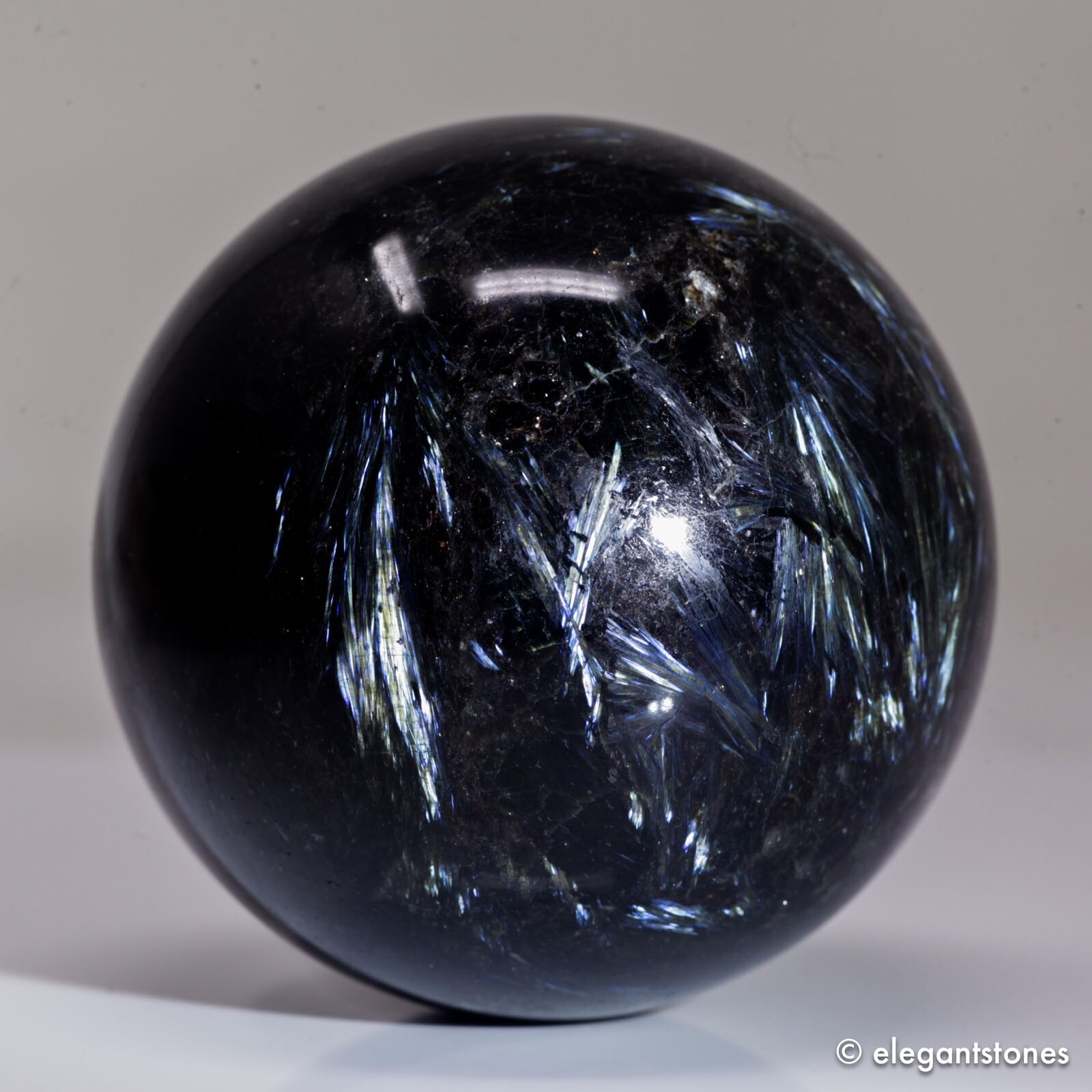 546g69mm Arfvedsonite Sphere Crystal Ball Blue Flash Fireworks Quartz Healing