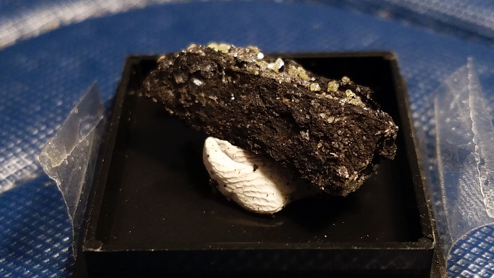 SiG: Tiny Light Pale Yellow Sulphur Crystals on Dark Matrix from Austria