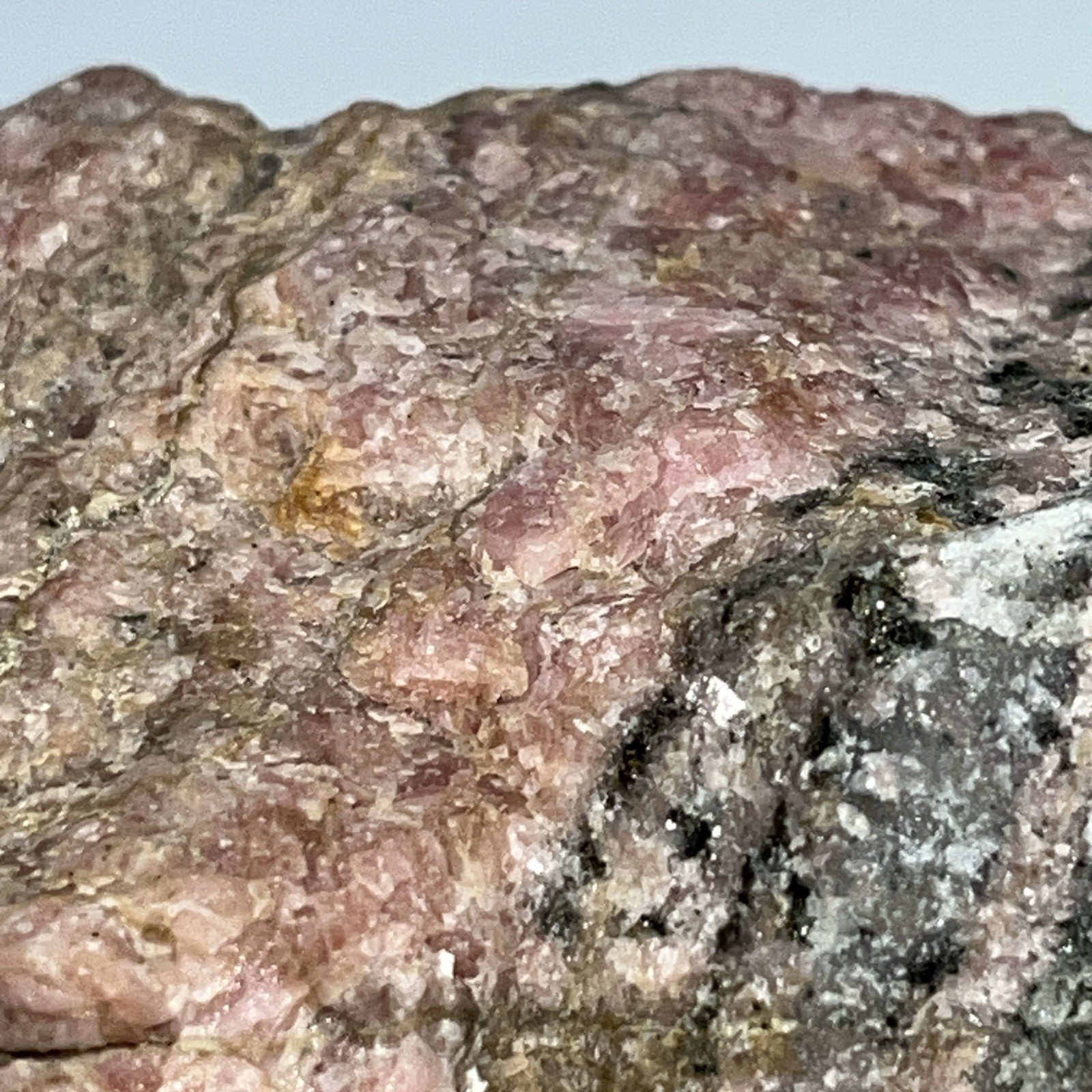 Rhodonite w/Franklinite 940g Franklin NJ 120x90x85mm Rose Pink Gemstone Specimen