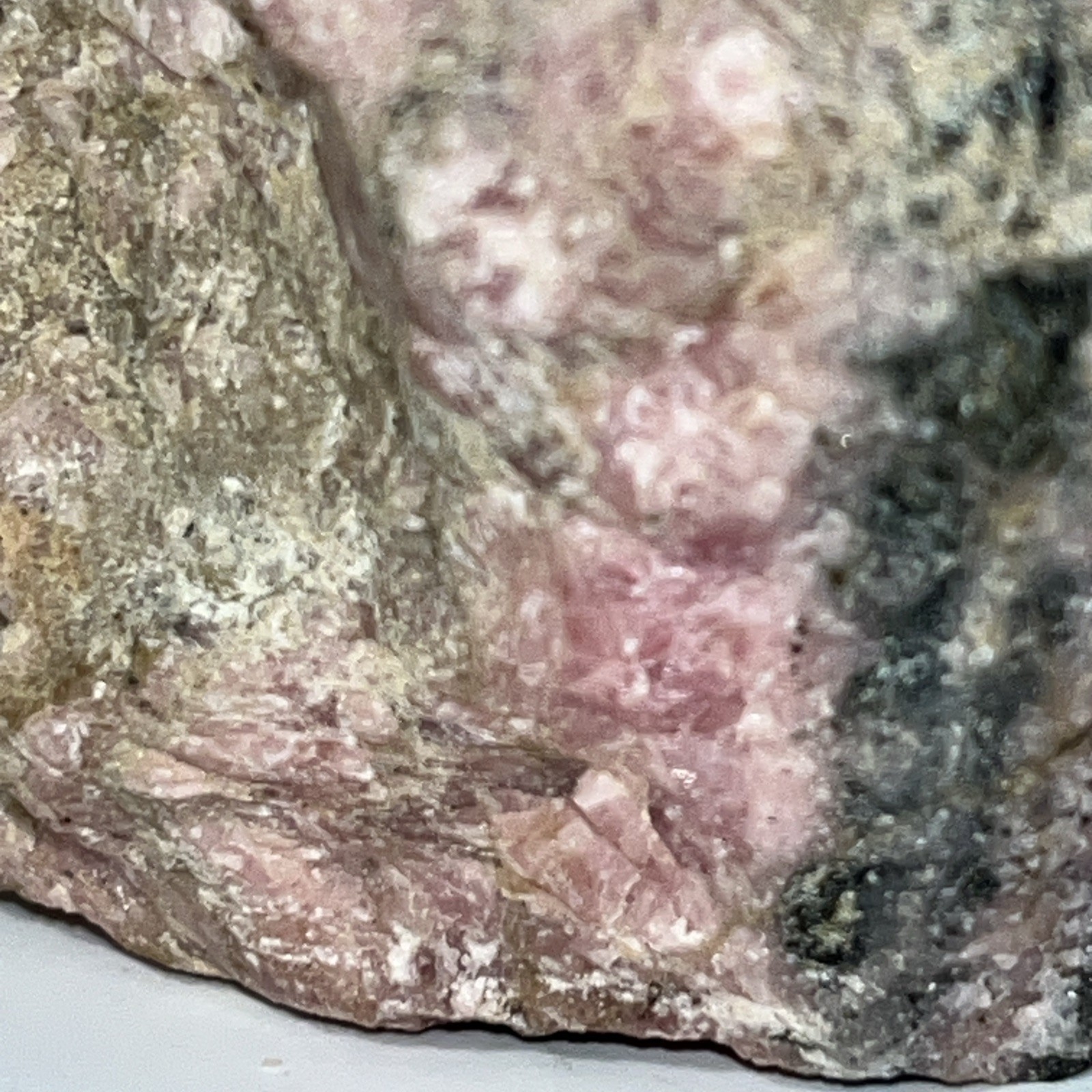 Rhodonite w/Franklinite 940g Franklin NJ 120x90x85mm Rose Pink Gemstone Specimen