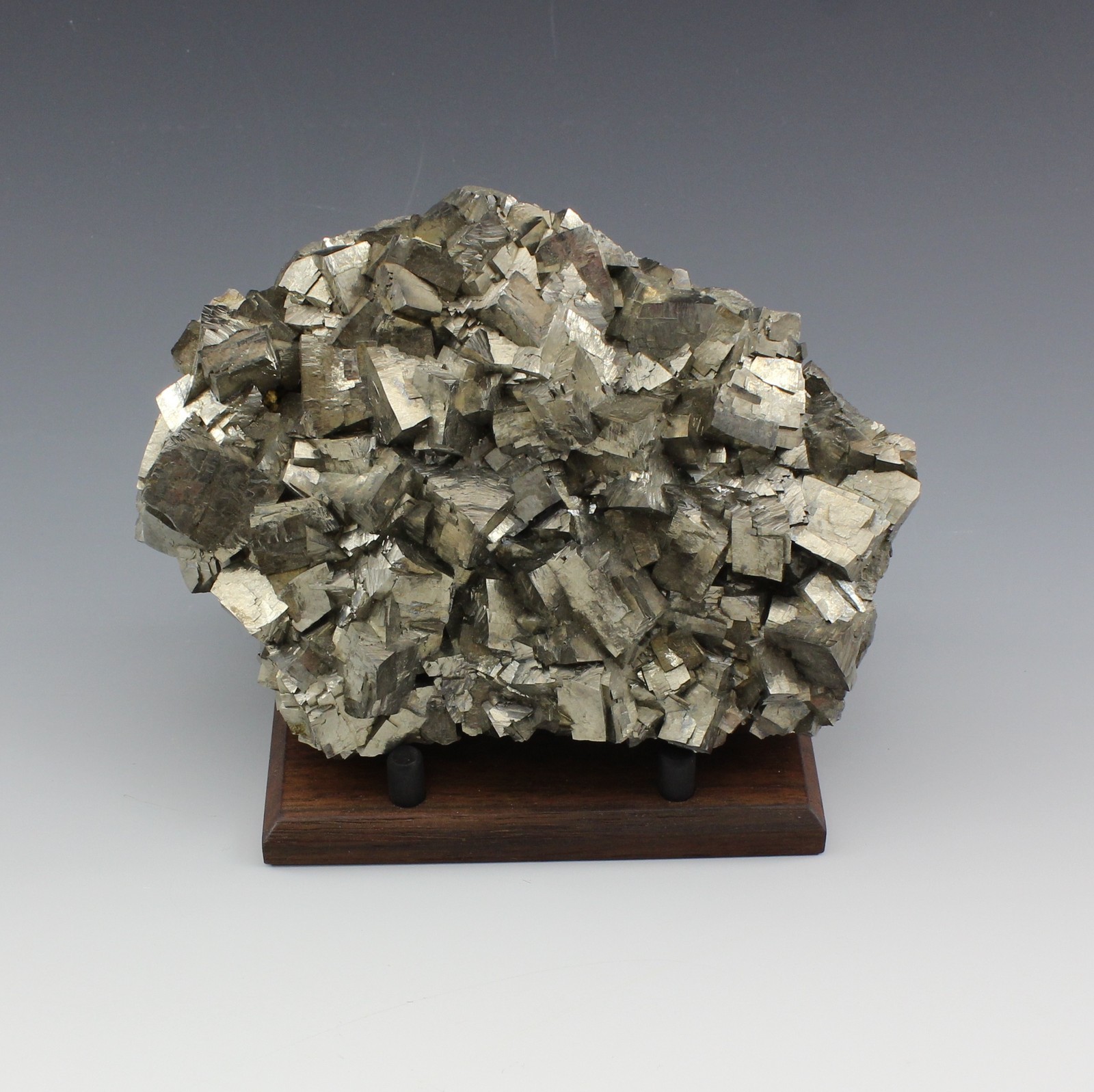 MINERAL DISPLAY STAND, 4 INCH AMERICAN BLACK WALNUT, MUSEUM QUALITY DISPLAY !