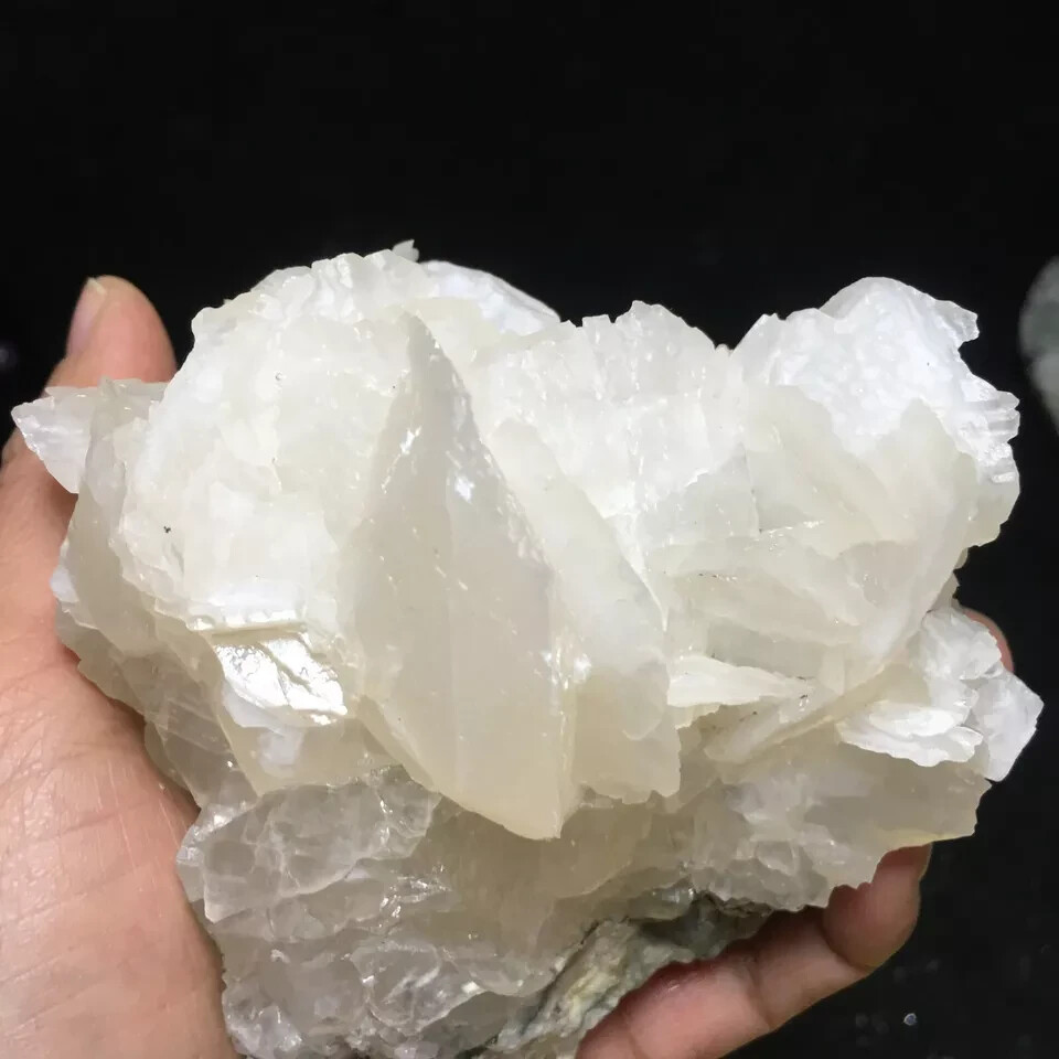 558g Rare pink fluorescent calcite comes from Chenzhou, Hunan, China