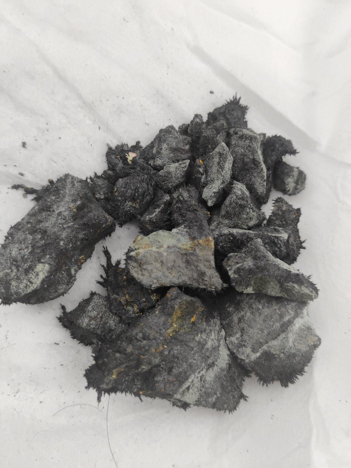Large Lodestone Magnetite plus smaller stones iron+powder – 3.4 lbs 1542g USA