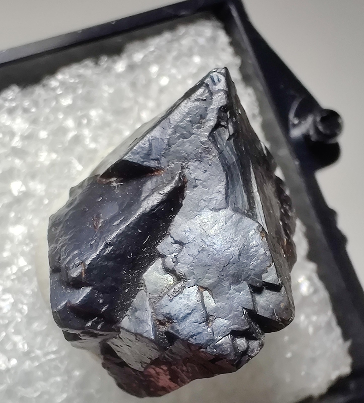 Twinned Magnetite crystal, sharp! San Calixto Prospect, Bolivia. 2 cm.