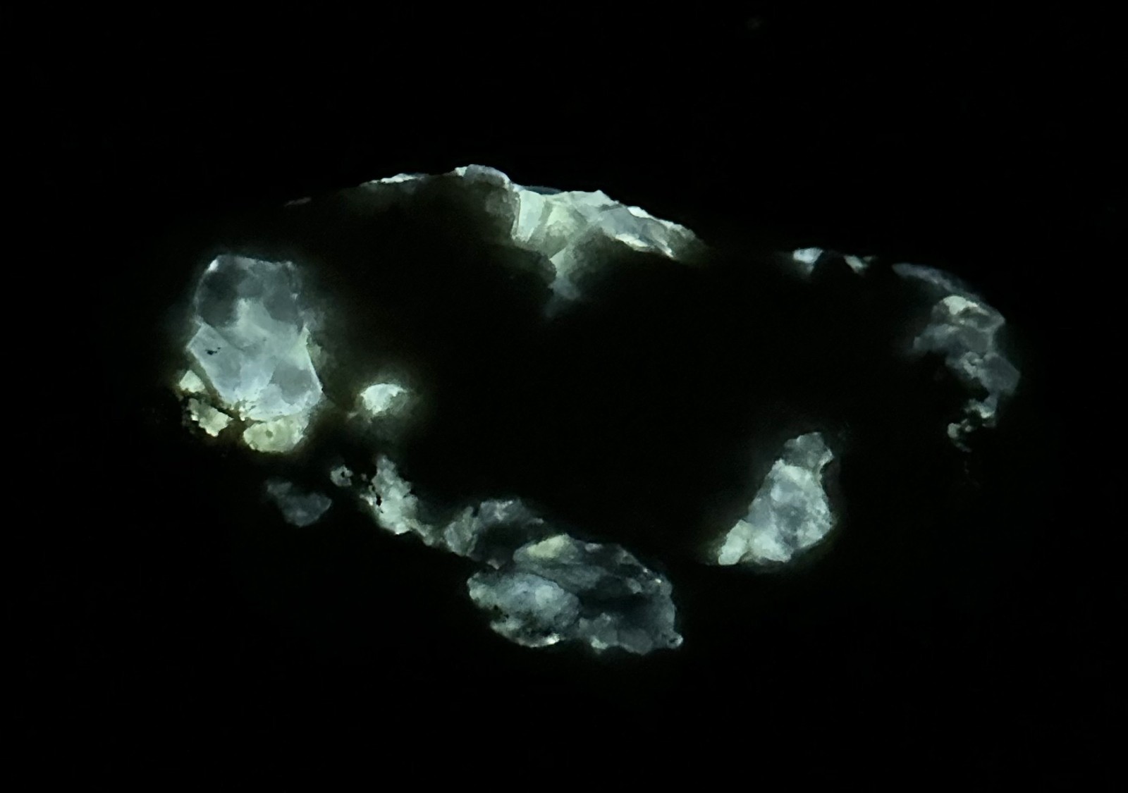 434 Gr. Fluorescent Phosphorescent Sodalite W/ Hackmanite, Fluorapatite, Calcite