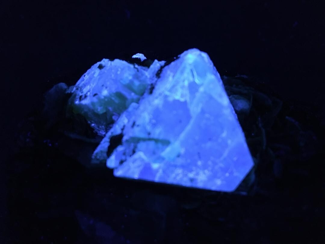 KB: SW FL BRIGHT BLUE/WHITE XL OF SCHEELITE ON MATRIX PINGWU MINE, SICHUAN CHINA