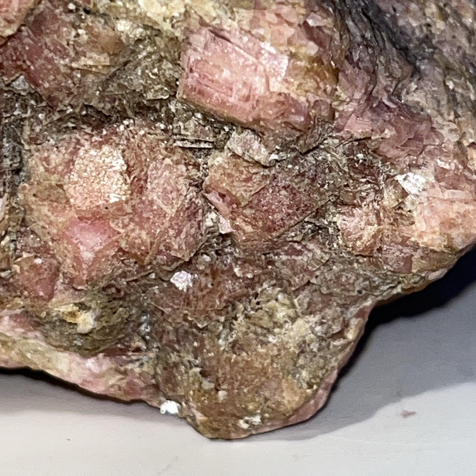 Rhodonite w/Franklinite 940g Franklin NJ 120x90x85mm Rose Pink Gemstone Specimen