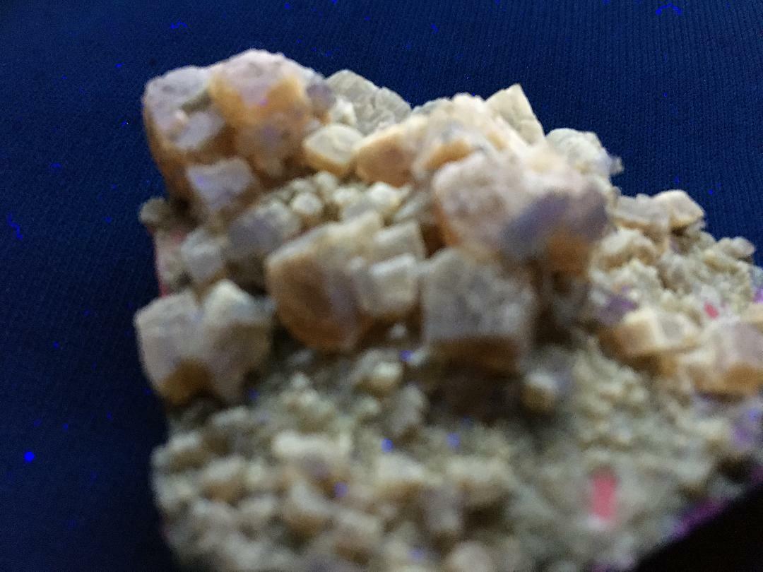 KB: BRIGHT!! FL. YELLOW/WHITE & RED CALCITE XLS. SW & PHOS., STRONTIAN, SCOTLAND