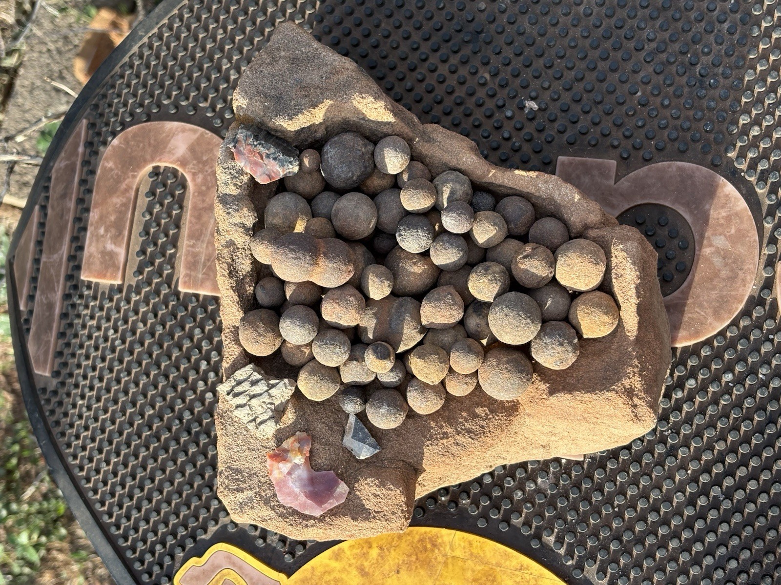 ☘️RR⛏️: Moqui Marbles/Shards On Sandstone Base High Desert Northeast Az. 6.75 Lb
