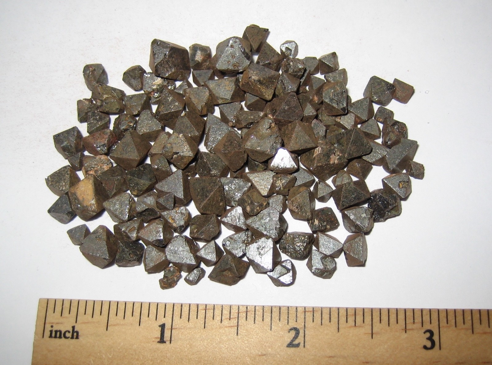 PILE TINY NATURAL ROUGH 0.2″- 0.3″ MAGNETITE CRYSTAL MINERALS FROM BRAZIL 54g *4