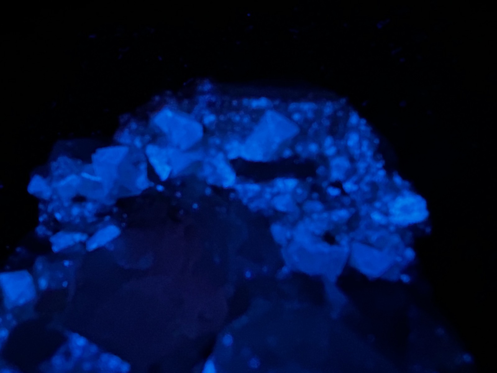 KB: SW FL BRIGHT BLUE/WHITE XLS OF SCHEELITE ON MATRIX, HUNAN PROVINCE, CHINA