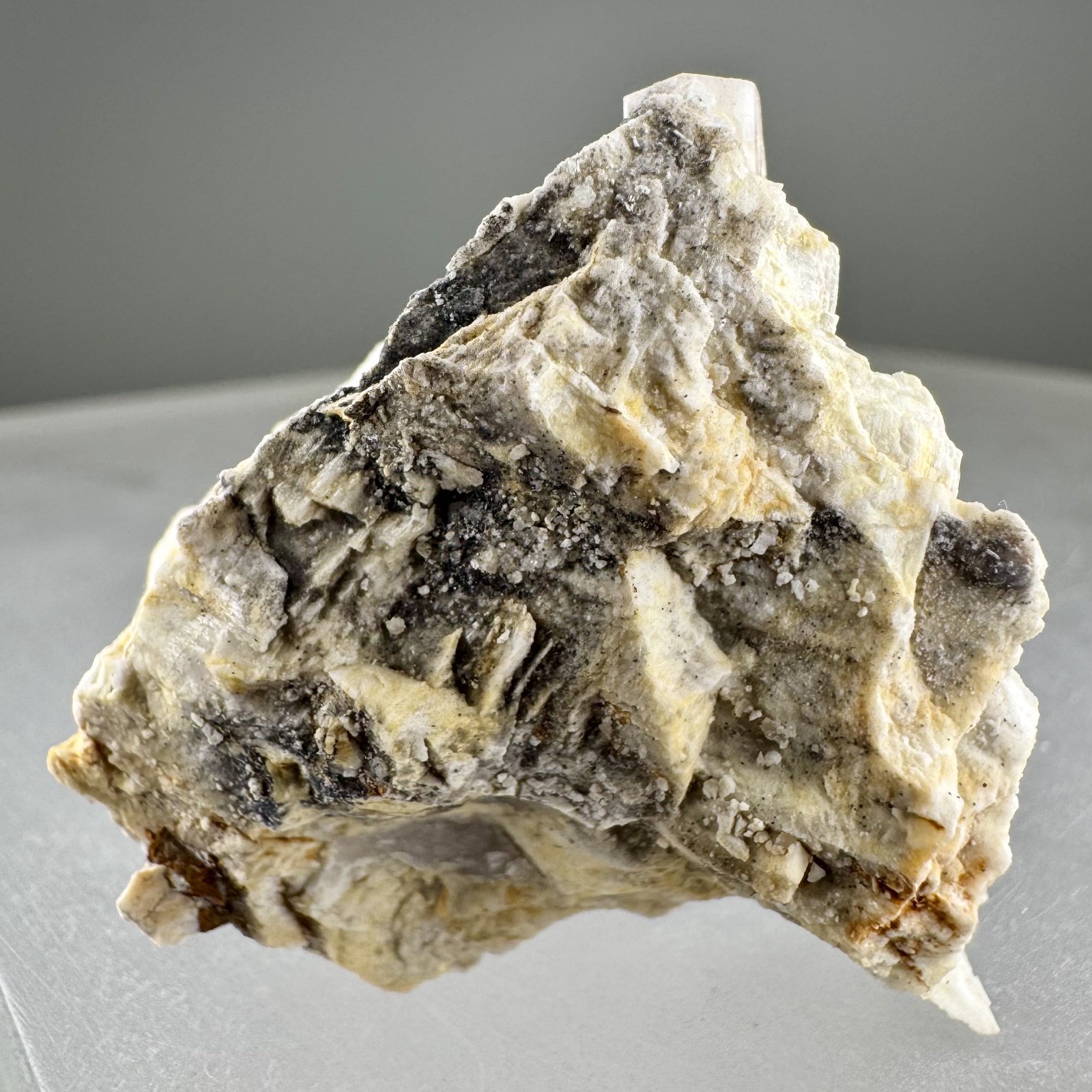 Sogdianite, Microcline, Arfvedsonite: Washington Pass, Washington, USA