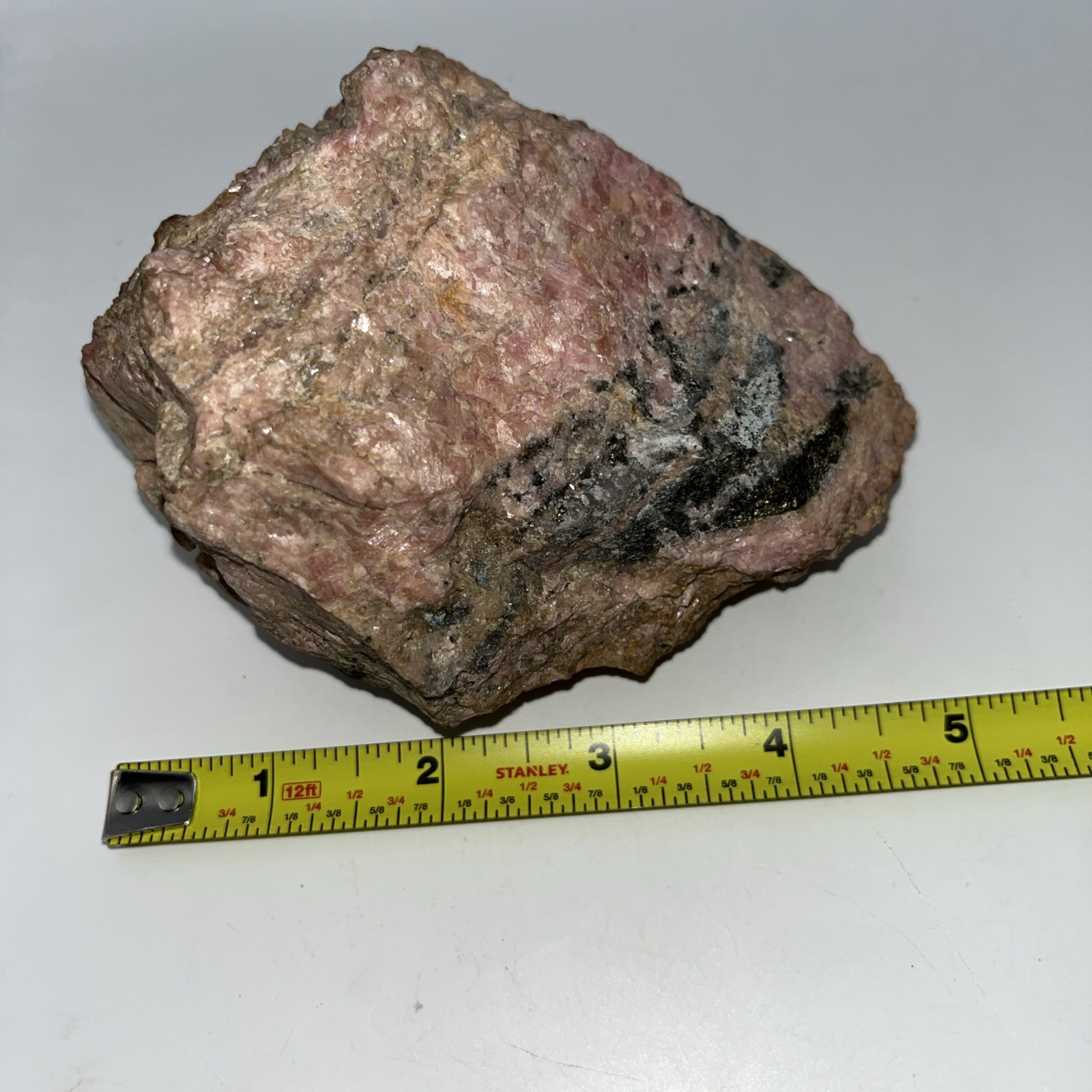 Rhodonite w/Franklinite 940g Franklin NJ 120x90x85mm Rose Pink Gemstone Specimen