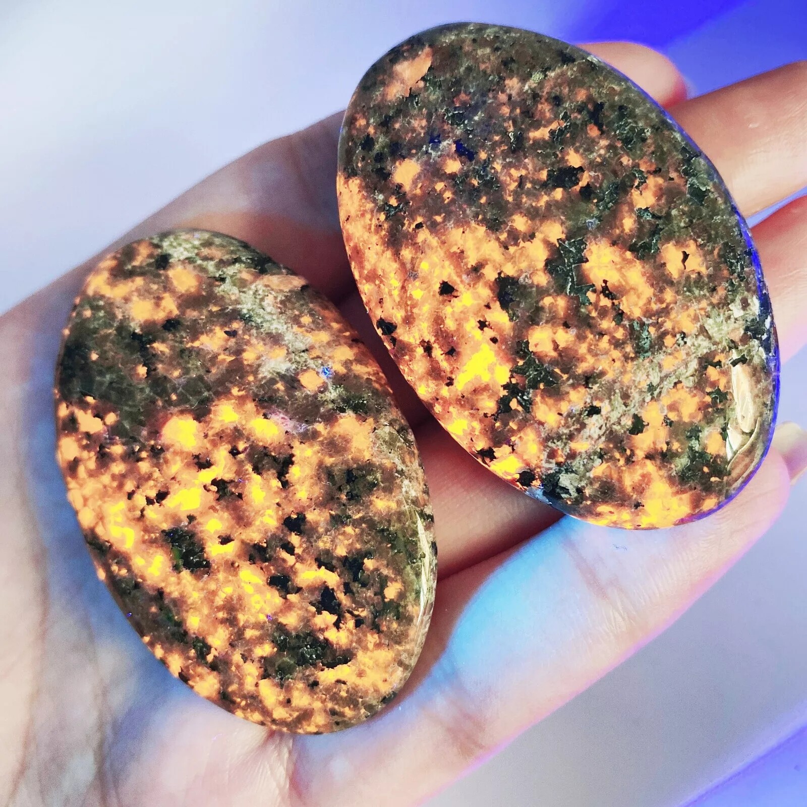 US Large Natural Yooperlite UV Fluorescent Glowing Fire Rock Flame Tumbled Stone